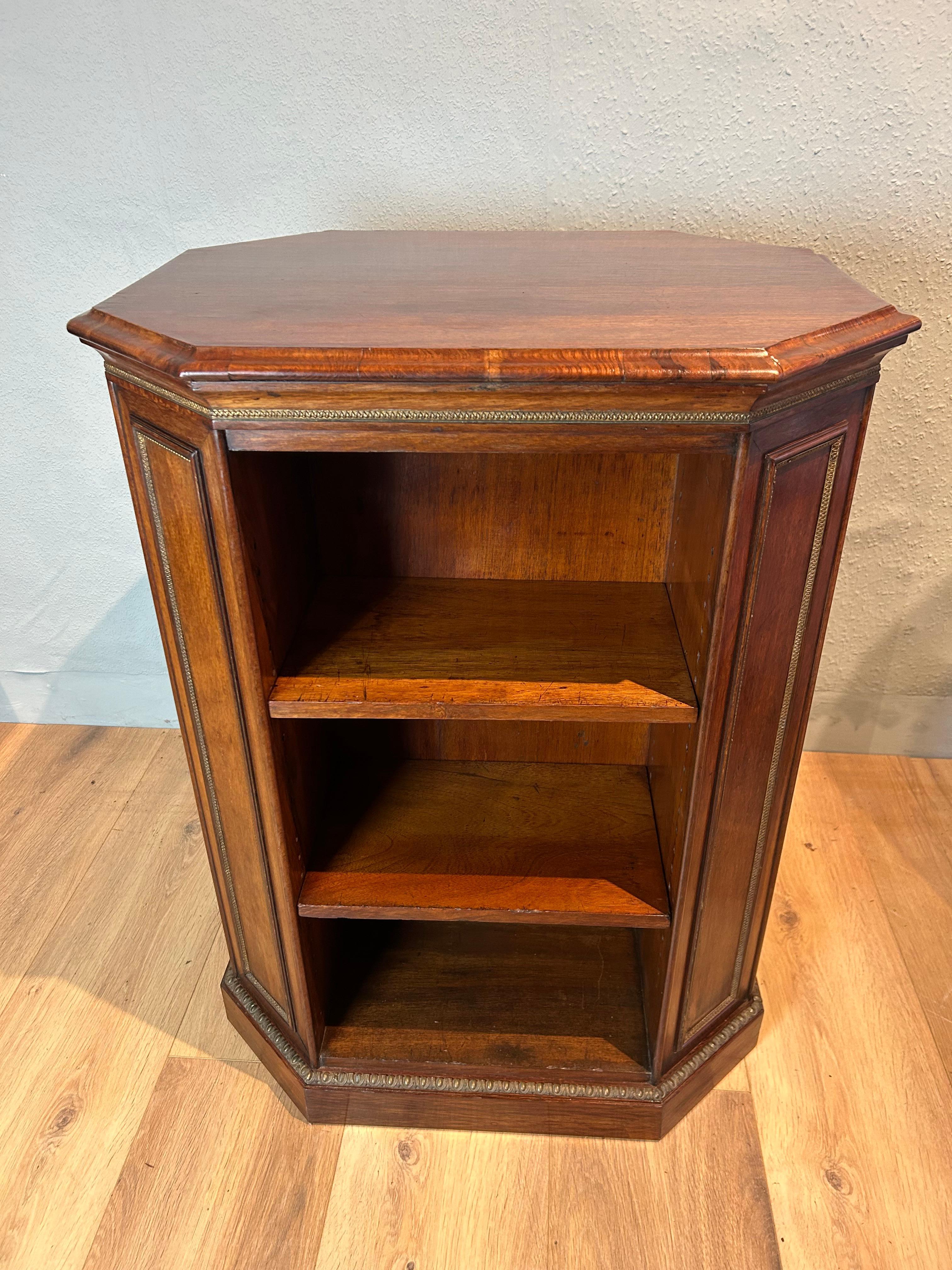 William 4e bibliothèque ouverte sur pied de forme octogonale en placage de bois de perdrix avec un dessus moulé à grain croisé reposant sur une moulure de cevetto avec une décoration en laiton appliquée, les coins en biais ont une moulure astragale