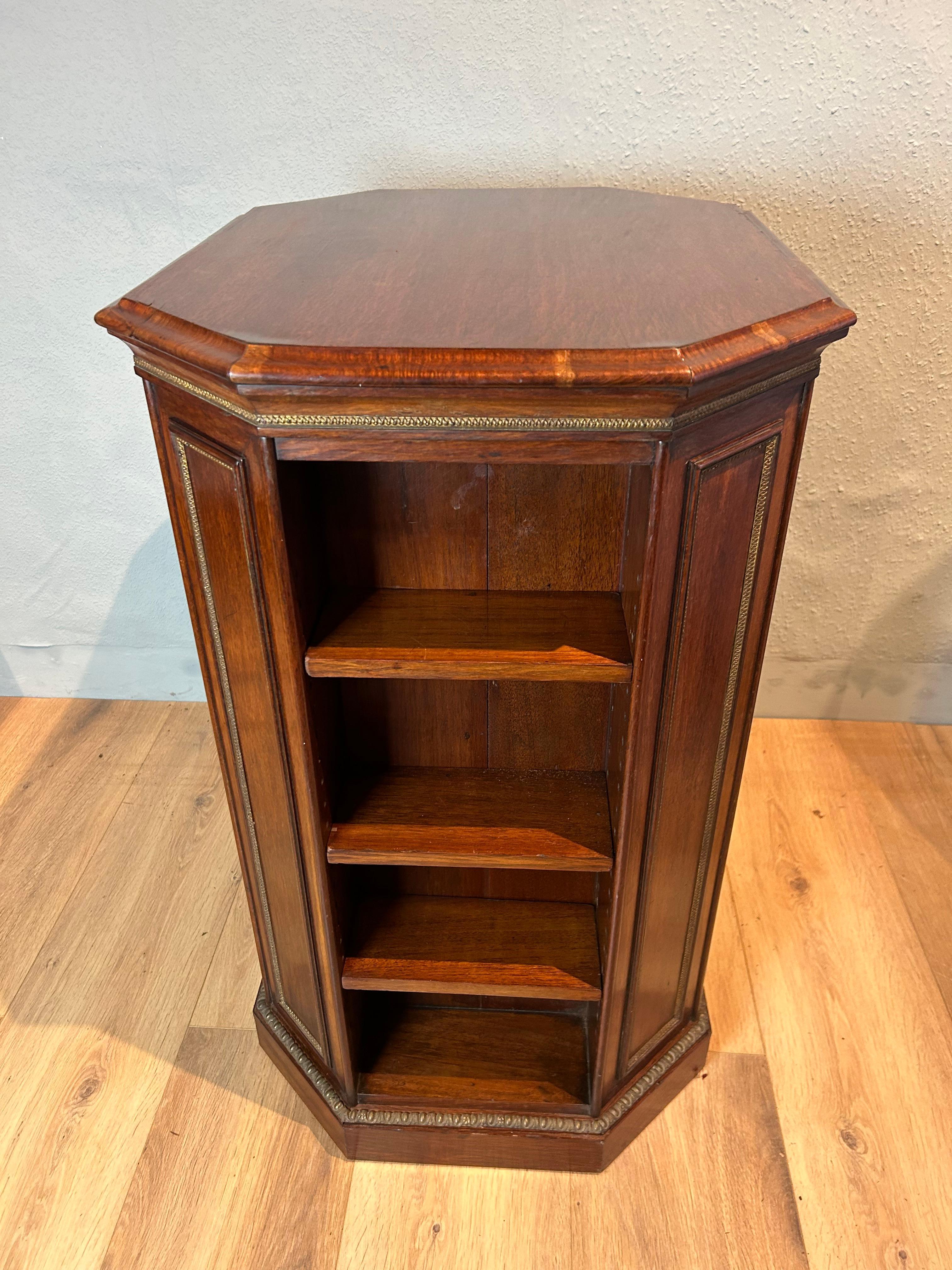 Romain classique Bibliothèque octogonale ouverte sur pied en bois de partridge ancienne en vente