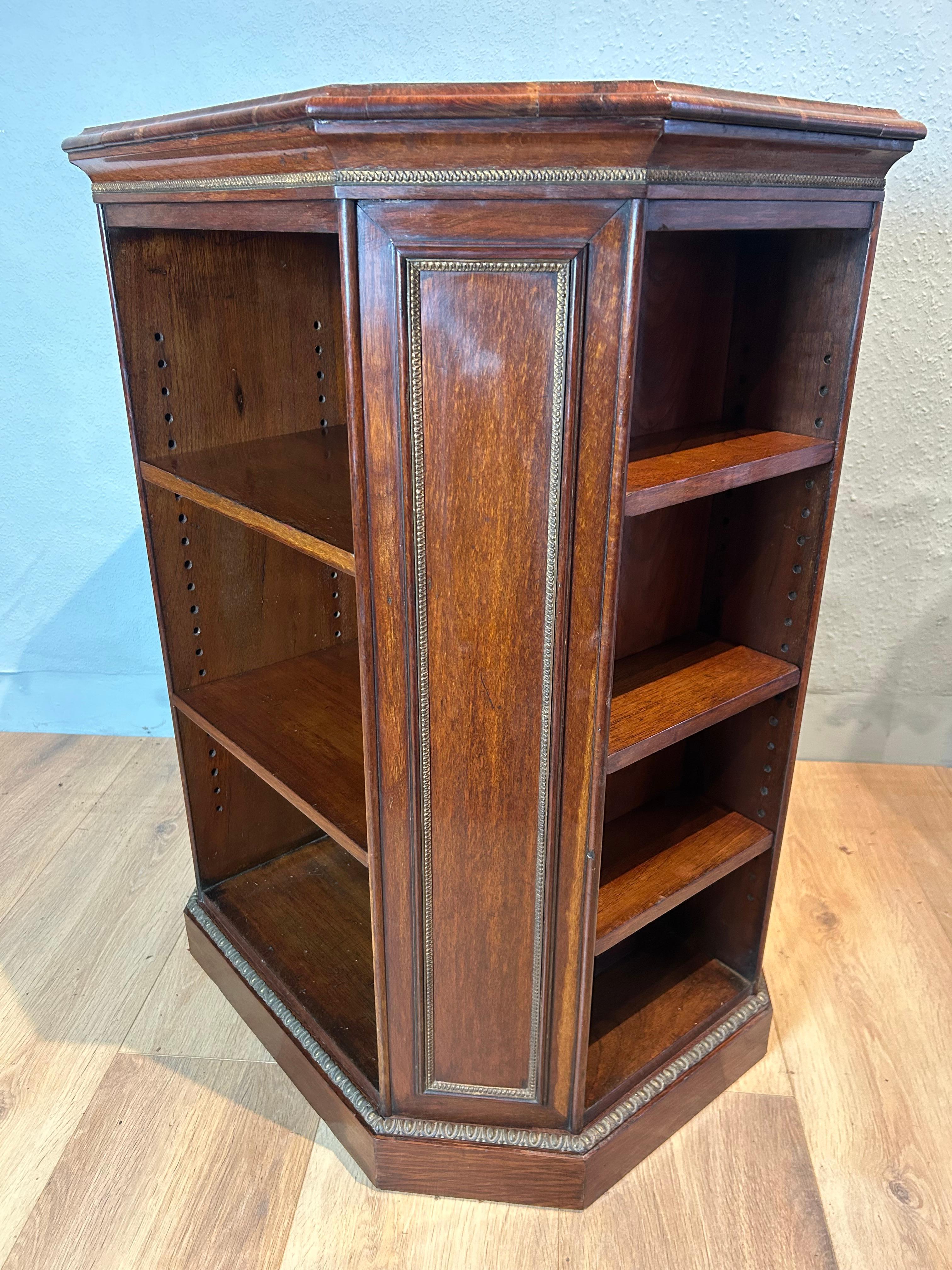 Anglais Bibliothèque octogonale ouverte sur pied en bois de partridge ancienne en vente