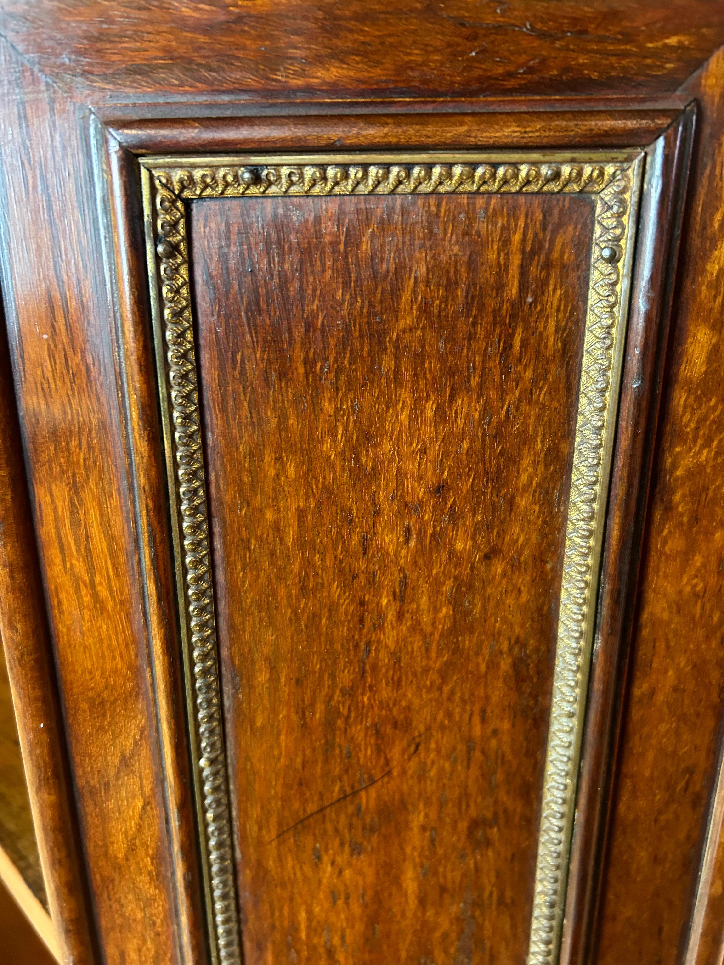 XIXe siècle Bibliothèque octogonale ouverte sur pied en bois de partridge ancienne en vente