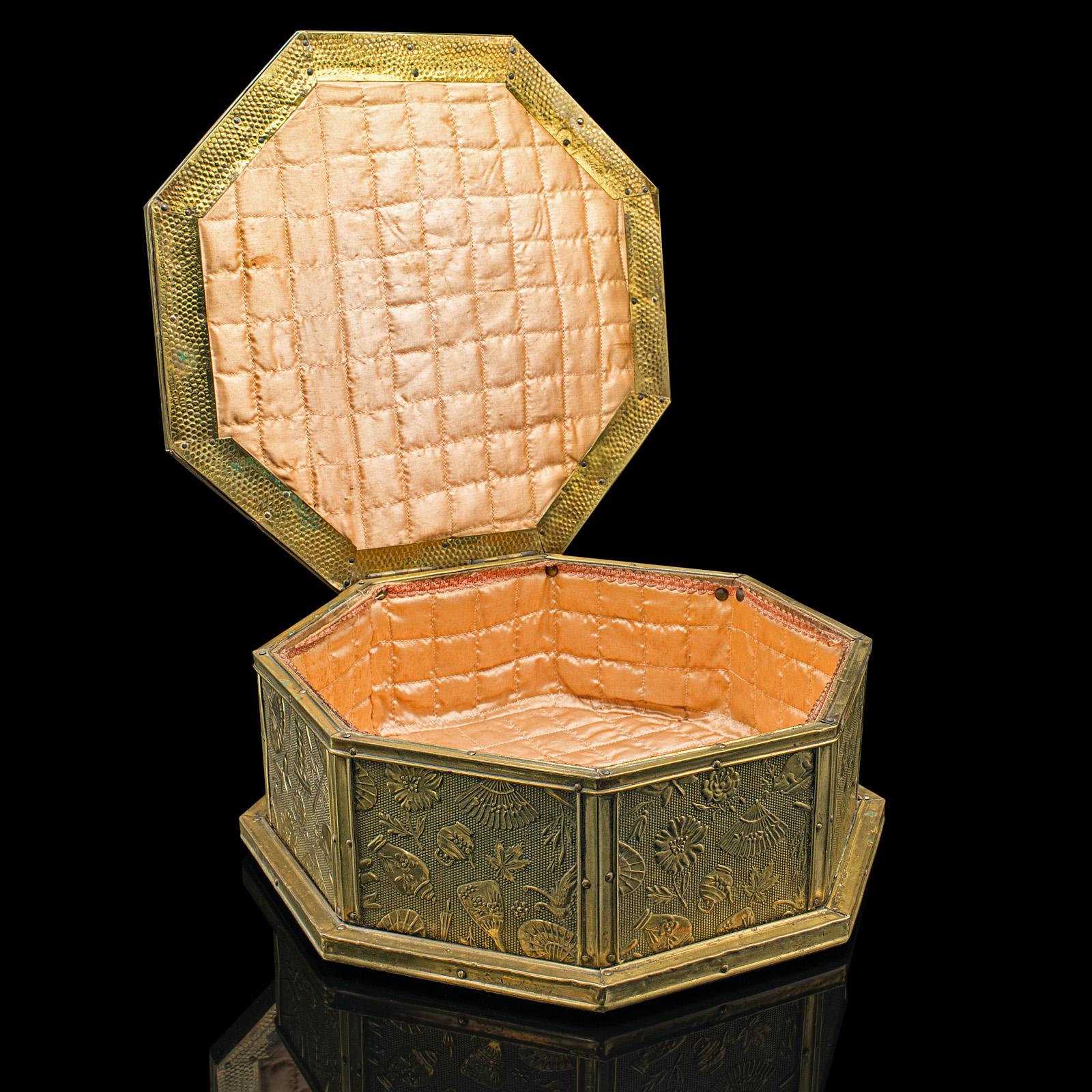 
Il s'agit d'une ancienne boîte à couture octogonale. Boîte à ouvrage anglaise en laiton avec décor en relief, datant de la période édouardienne, vers 1910.

Une boîte délicieuse pour les passionnés de couture, avec une superbe finition en