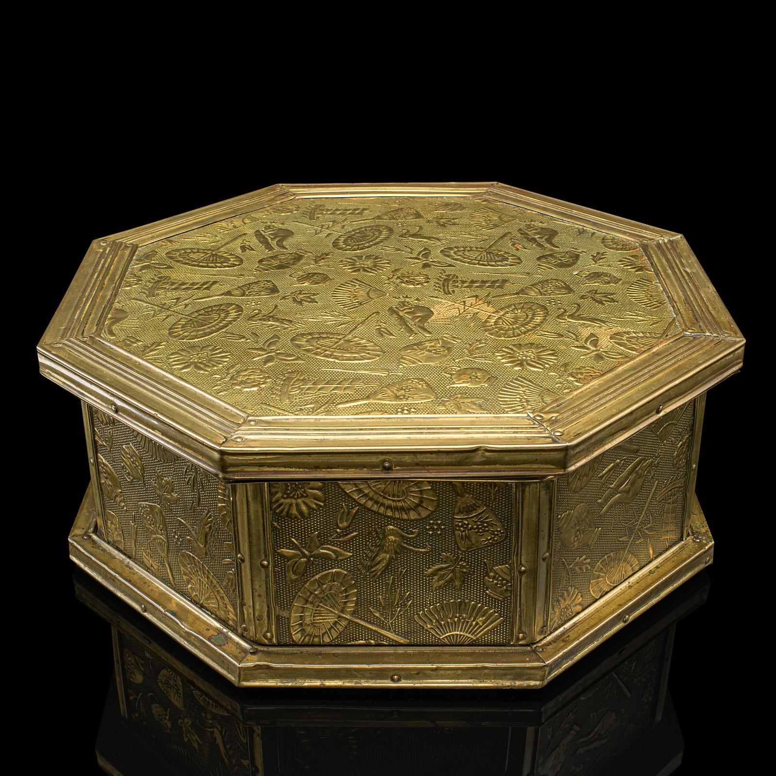 20ième siècle Boîte à couture octogonale ancienne, anglaise, laiton, boîte de travail, décor en relief, édouardienne en vente