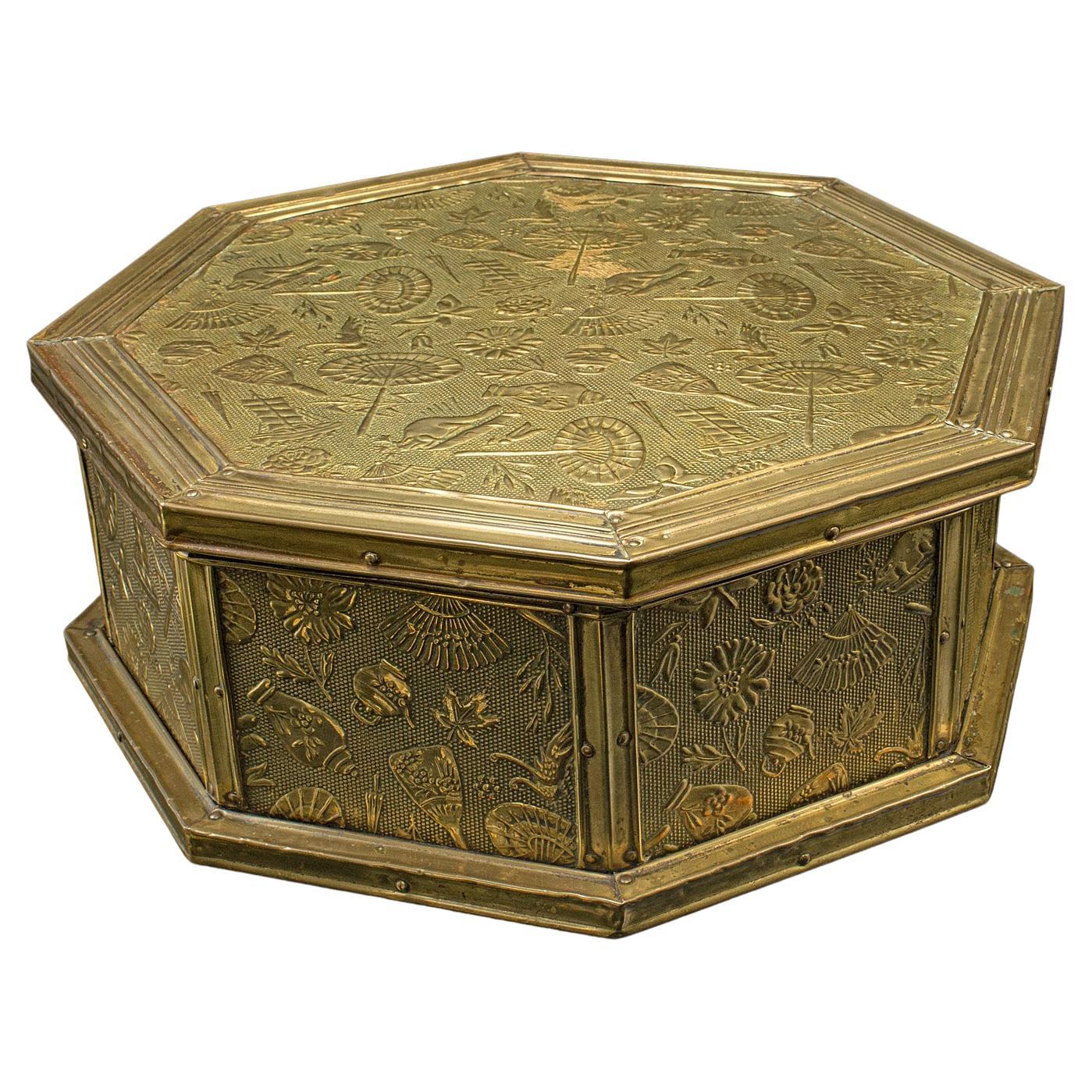 Antiguo Costurero Octogonal, Inglés, Latón, Caja de Trabajo, Decoración en Relieve, Eduardiano