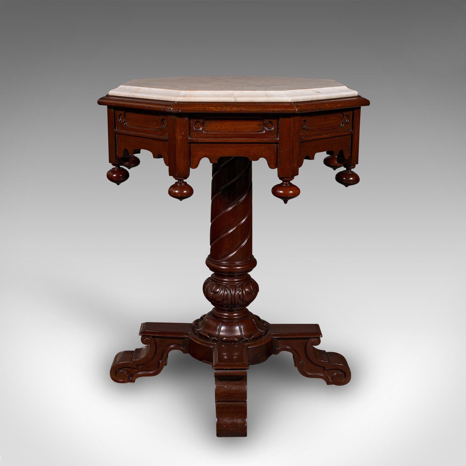 
Il s'agit d'une table octogonale ancienne. Table d'appoint ou table centrale anglaise en acajou et marbre, de style gothique, datant du début de la période victorienne, vers 1840.

Fascinante forme octogonale, aux accents gothiques