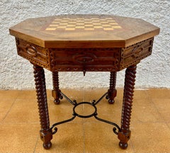 Table à jeux octogonale en marqueterie de chêne brûlé avec deux tiroirs et pieds tournés