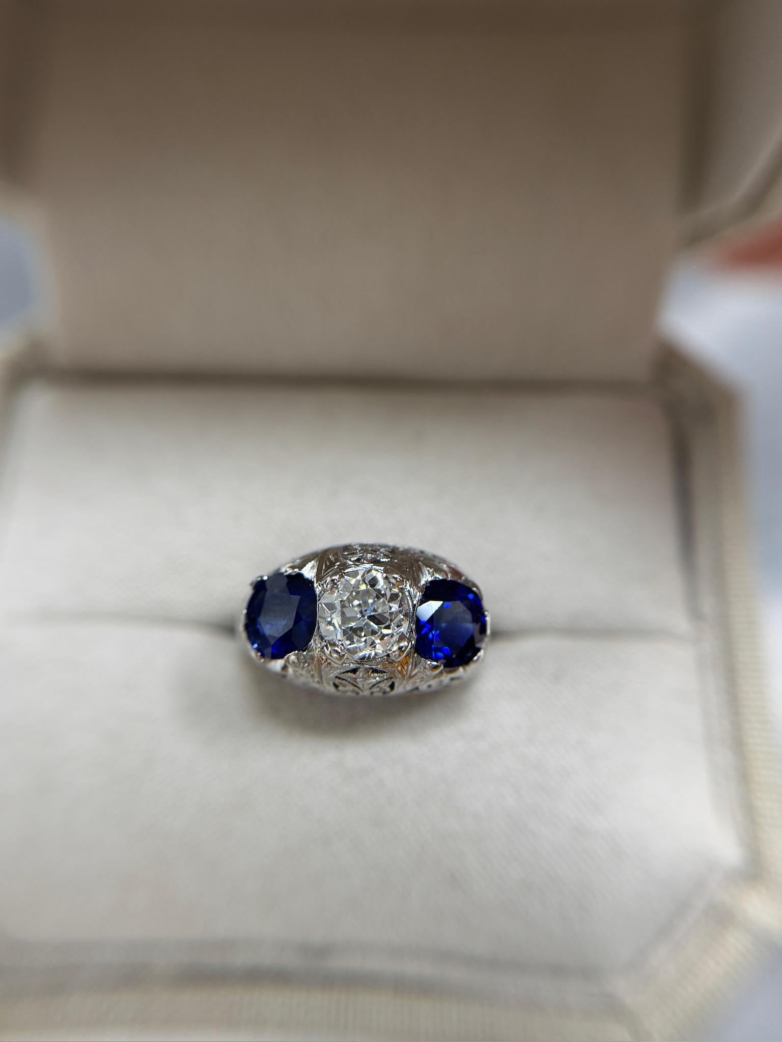 Grezzo Anello antico con diamante taglio OE e zaffiro naturale a trilogia in filigrana, misura 5.75 in vendita