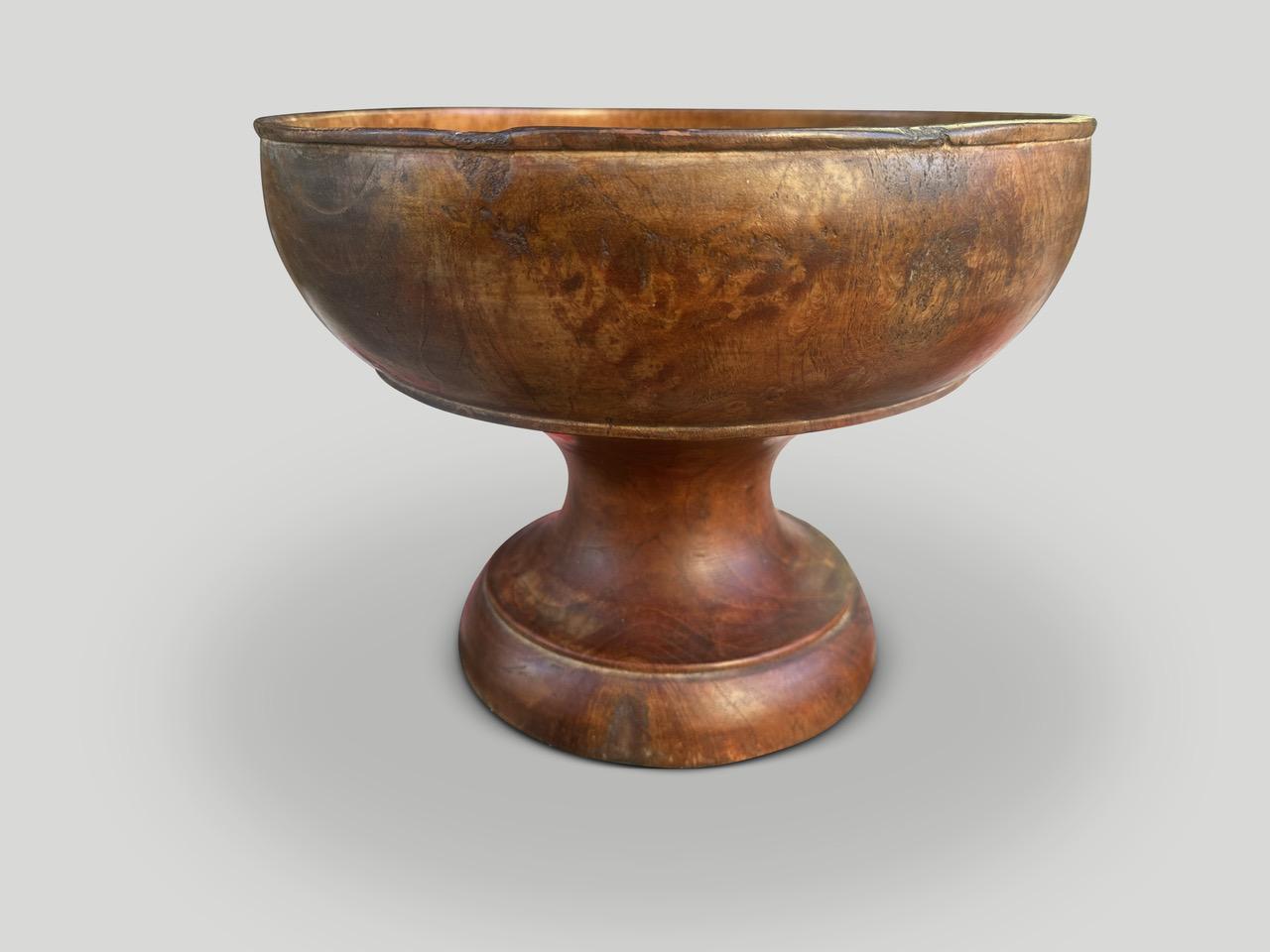 Magnifique patine sur ce bol à offrande antique de Sumatra. Nous ne sélectionnons que les meilleurs. Finition avec une huile naturelle révélant le grain unique du bois.  Dimensions complètes : 11,5