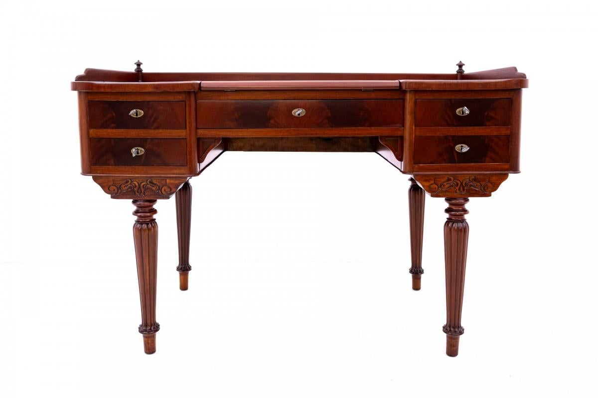 Escritorio antiguo de la segunda mitad del siglo XIX, Europa del Norte.

Muebles en muy buen estado, tras una renovación profesional.

Dimensiones: altura 87 cm / anchura 124 cm / profundidad 61 cm, nicho de la silla: altura 64 cm / anchura 56 cm