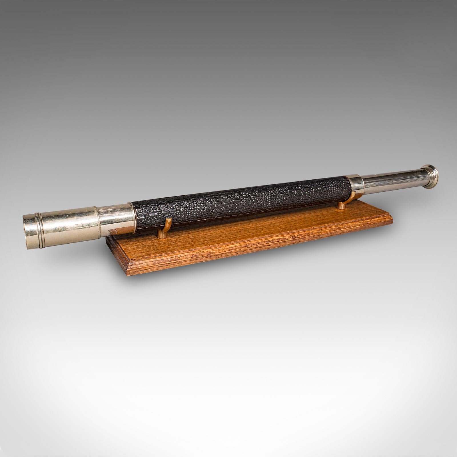 Il s'agit d'un télescope ancien de l'Officier de la Garde. Lunette terrestre ou marine en laiton de Ross of London, datant de la fin de la période victorienne, vers 1900. Un exemple de caractère avec une finition tardive tactile et une belle
