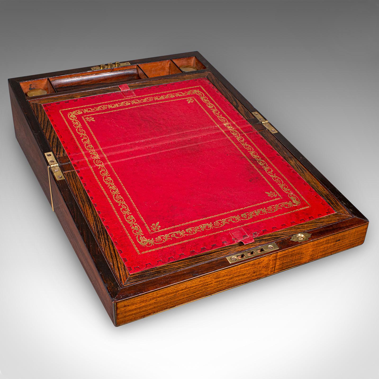 Dies ist eine antike Korrespondenzbox. Ein englisches Schreibetui aus Palisanderholz aus der Regency-Periode, um 1820. Ein hochwertiges Exemplar mit feinem, verstecktem Stauraum und einem schön eingerichteten Innenraum.

Gefertigt aus ausgesuchtem