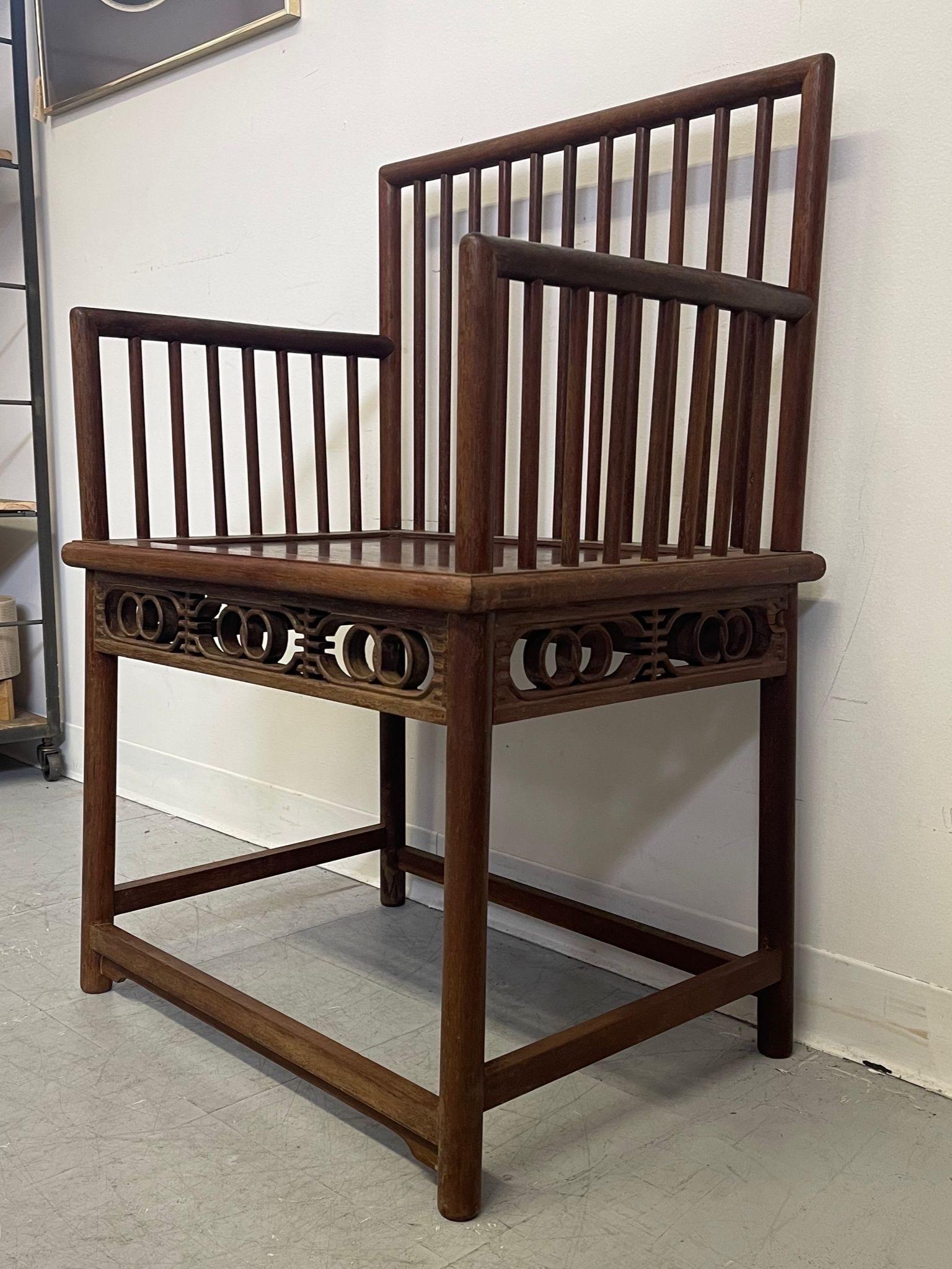 Cette chaise chinoise ancienne présente des détails sculptés en bois, du bois mat et des tons de noyer. Le vieillissement du bois est magnifique, comme en témoigne l'ensemble de la pièce. Vintage Condition Consistent avec l'âge 

Dimensions. 23 L ;