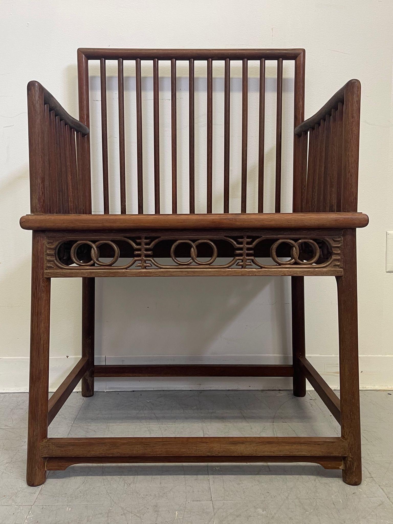 Mid-Century Modern Ancienne chaise à accoudoir officielle en bois de style Huanghuali à dossier en fuseau. en vente