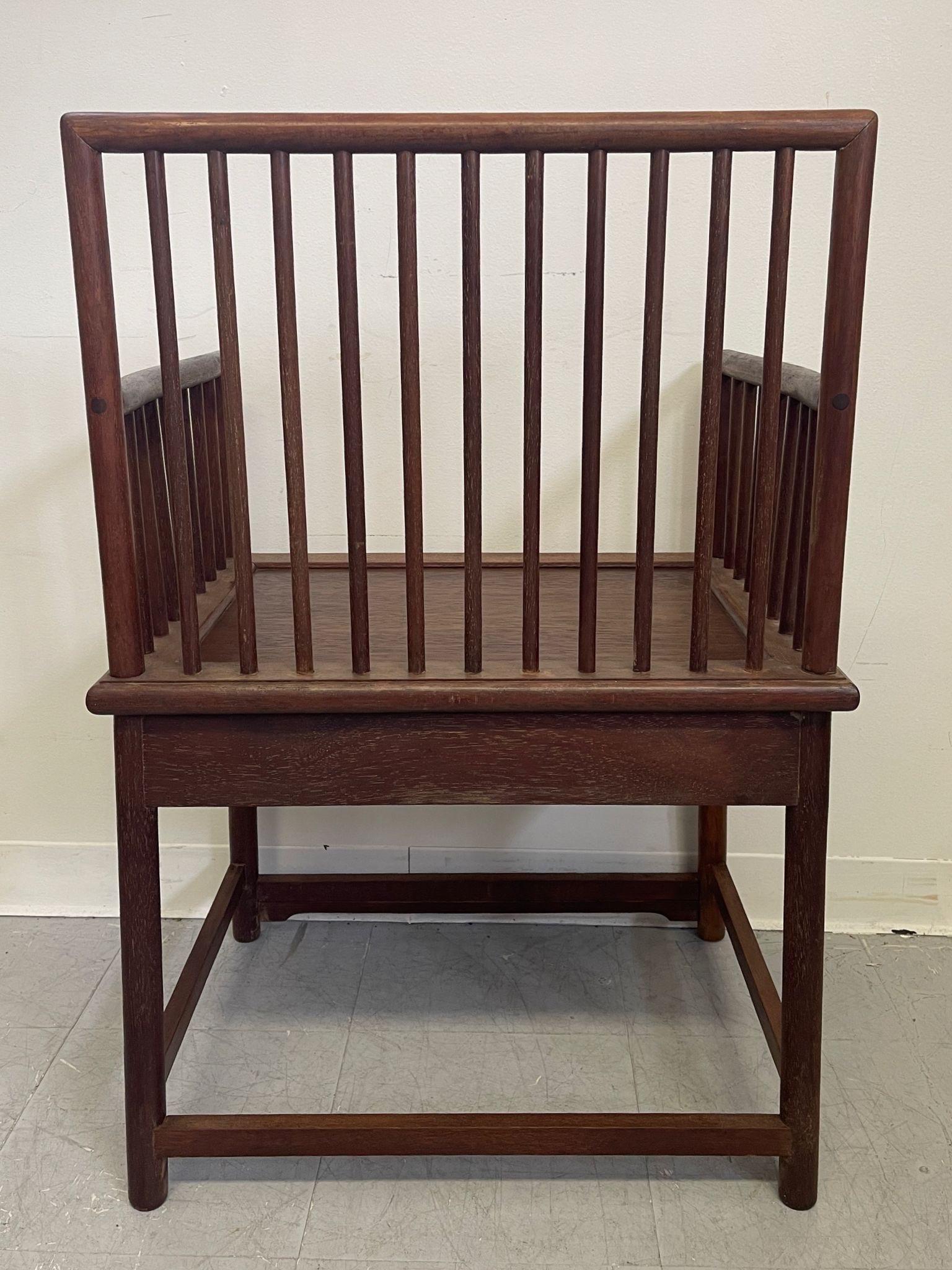 Fin du 20e siècle Ancienne chaise à accoudoir officielle en bois de style Huanghuali à dossier en fuseau. en vente