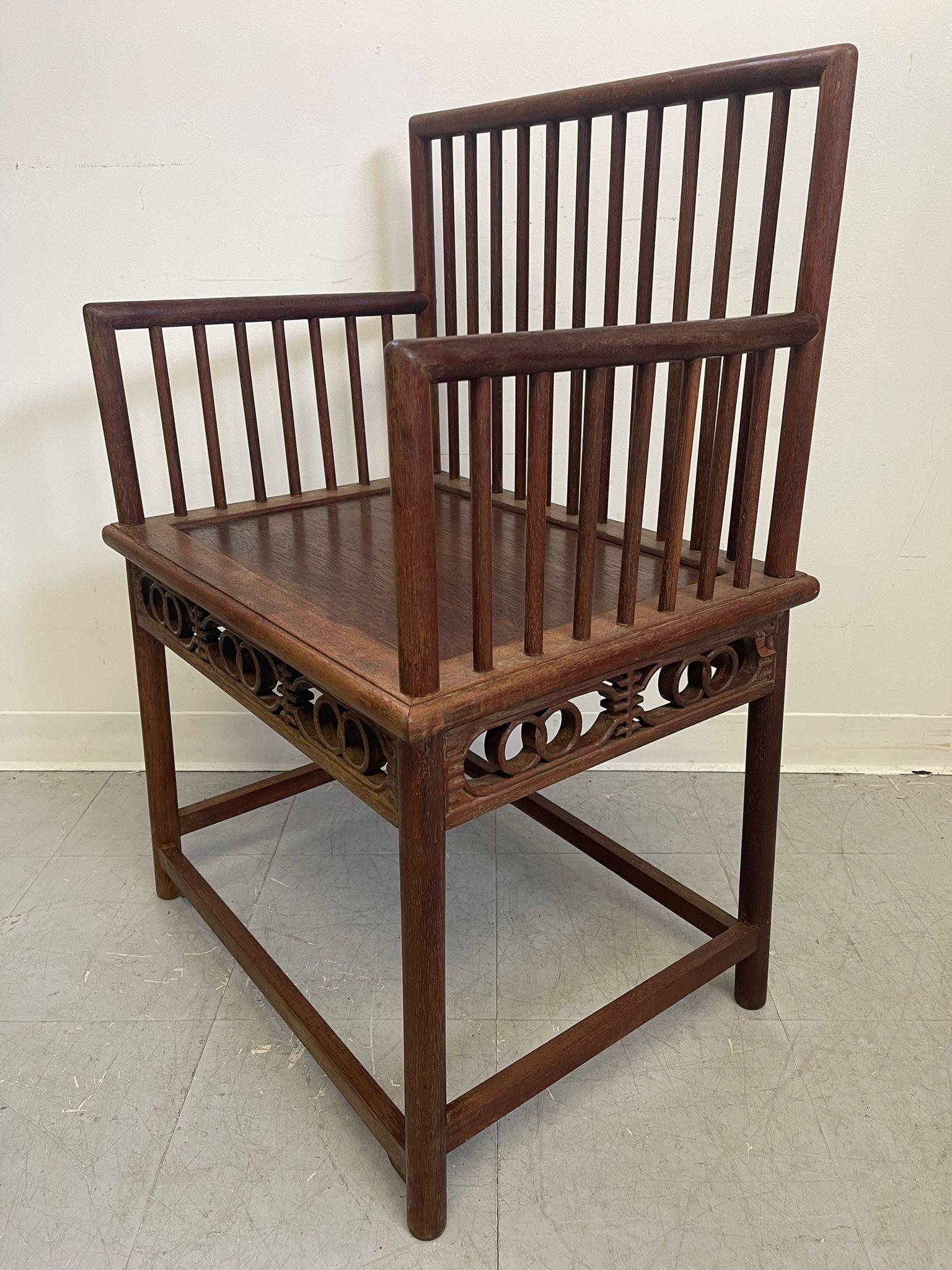 Ancienne chaise à accoudoir officielle en bois de style Huanghuali à dossier en fuseau. en vente 1