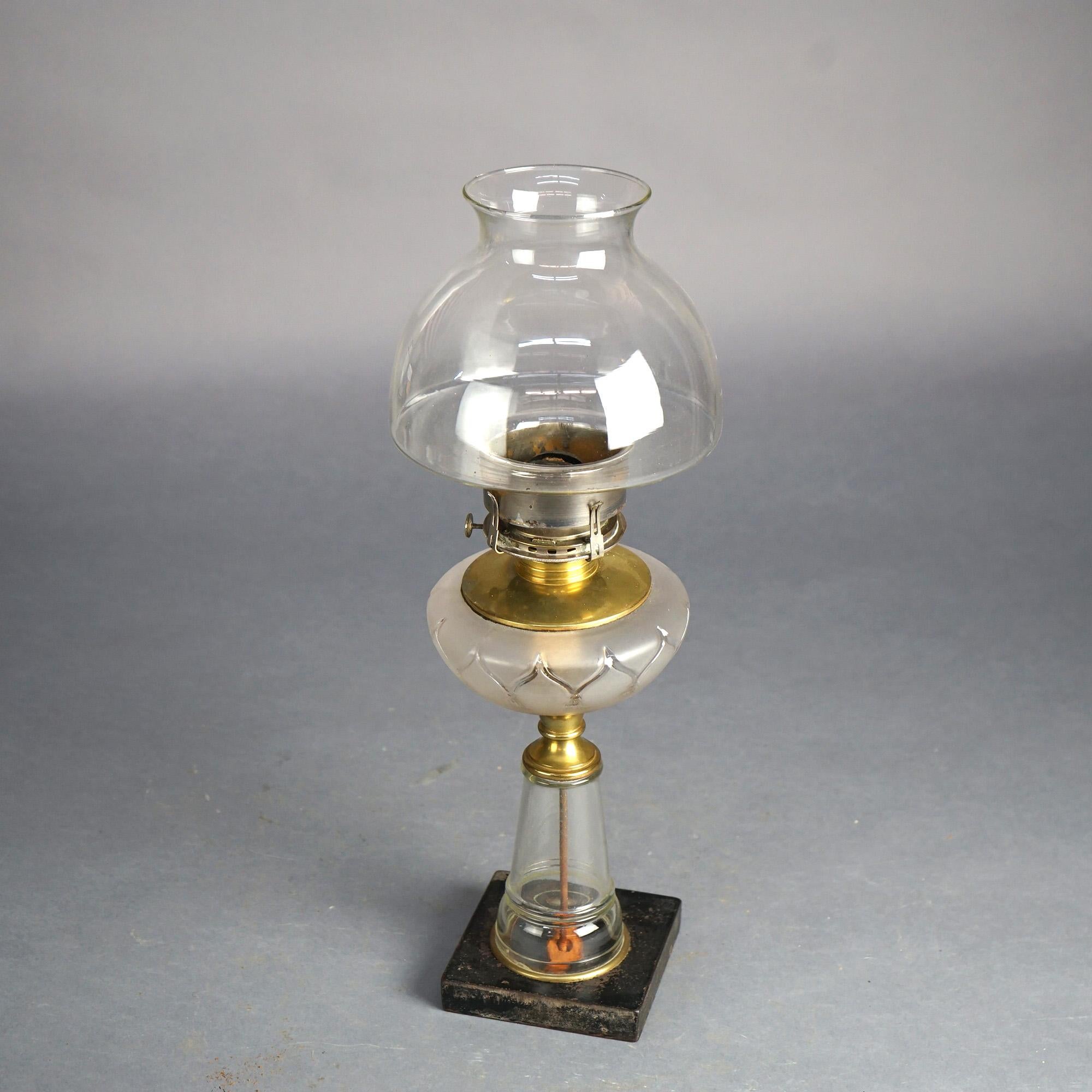 Antike Öllampe mit Glasfuß und Schirm, um 1890, antik

Maße: 19,75''H x 6,75''B x 6,75''D