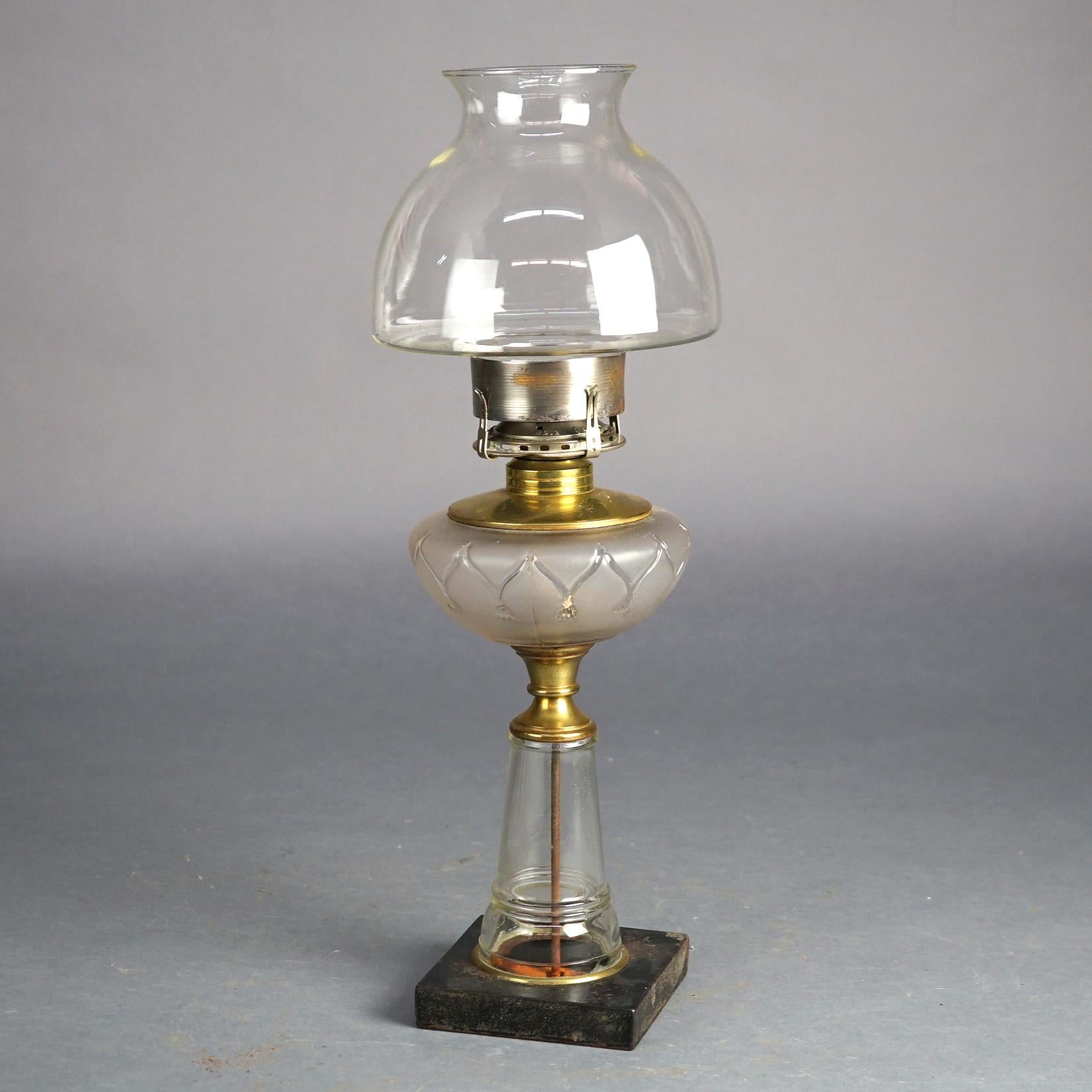 Antike Öllampe mit Glasfuß und Schirm, um 1890, antik im Zustand „Gut“ im Angebot in Big Flats, NY