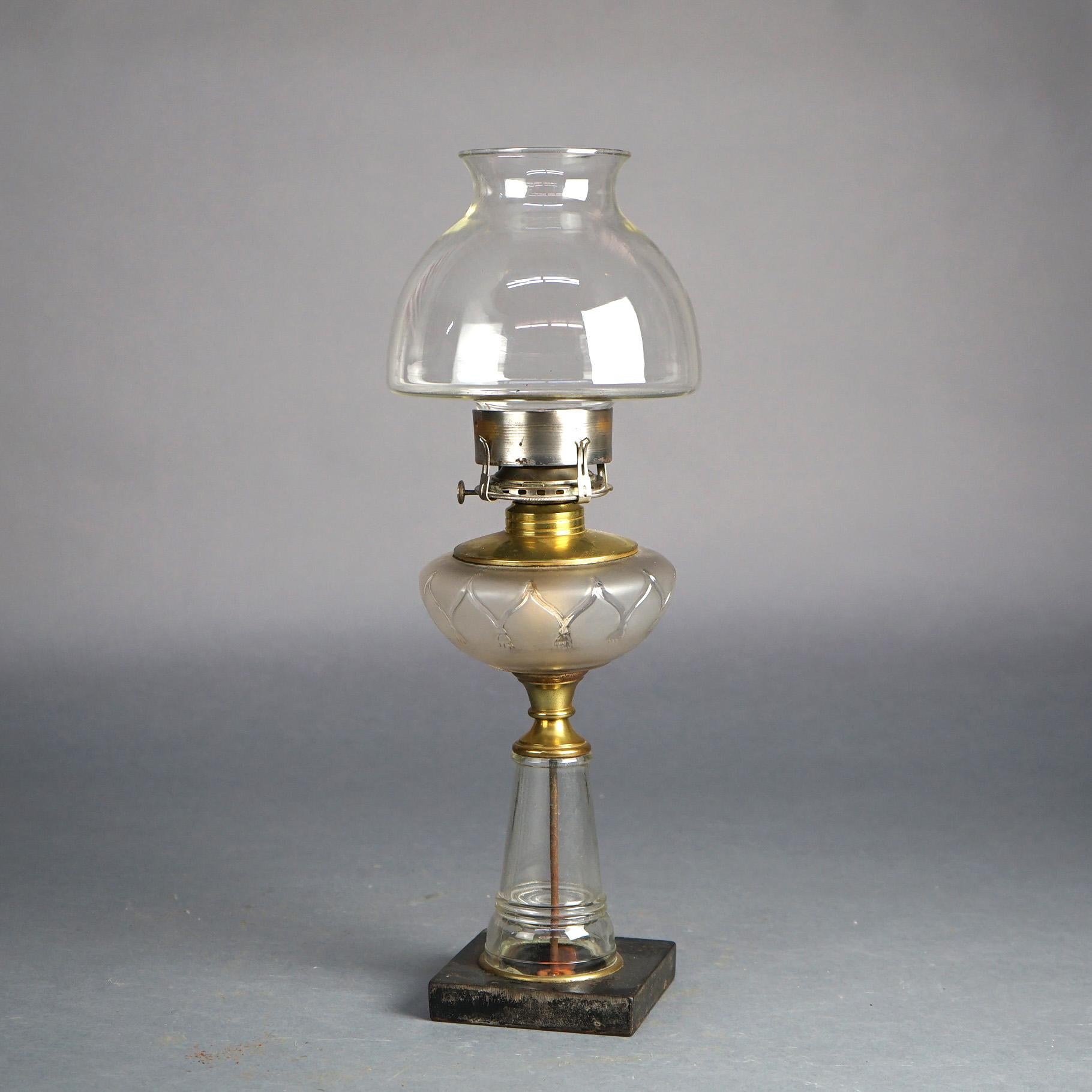 Verre Lampe à huile ancienne avec base en verre et abat-jour C1890 en vente