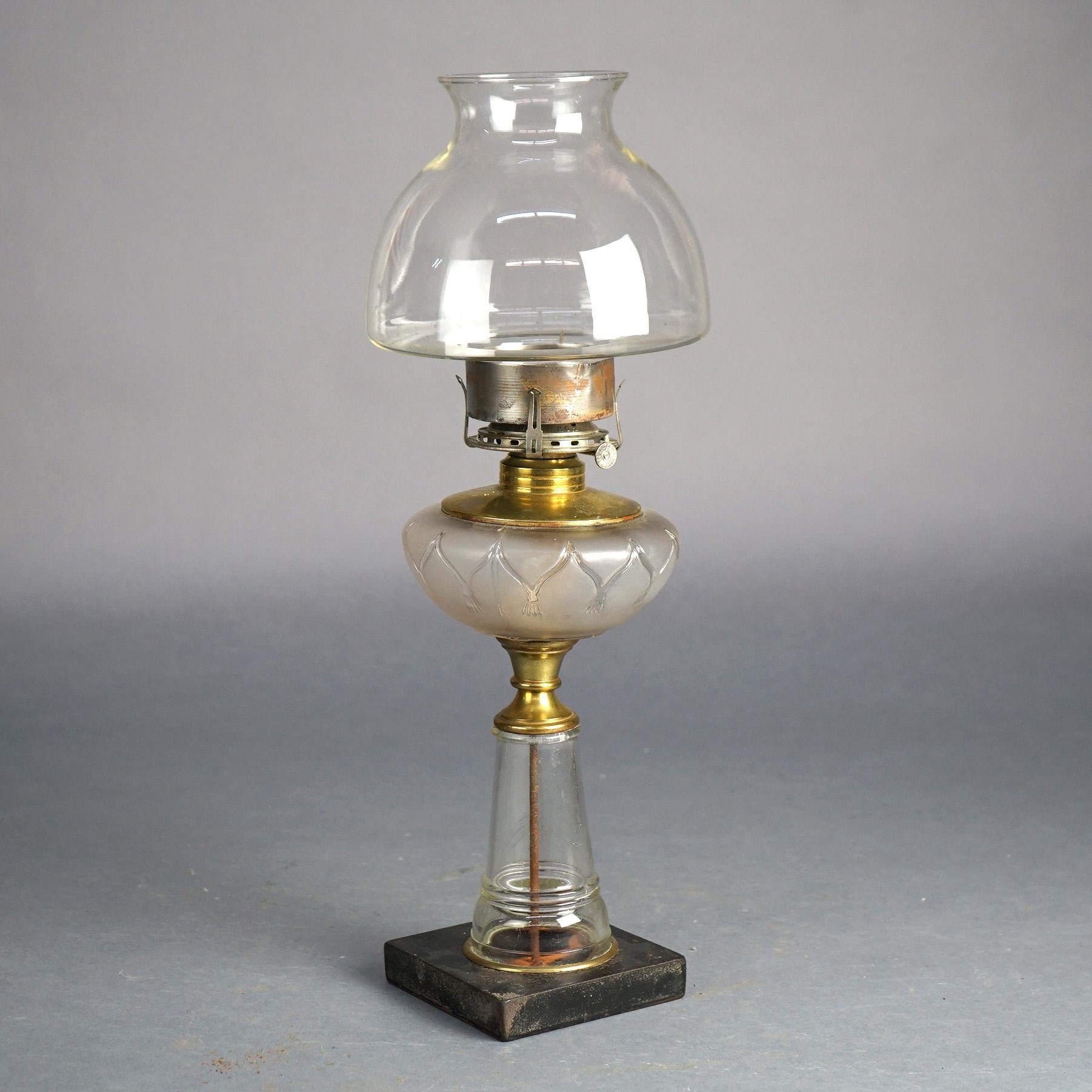 Lampe à huile ancienne avec base en verre et abat-jour C1890 en vente 1