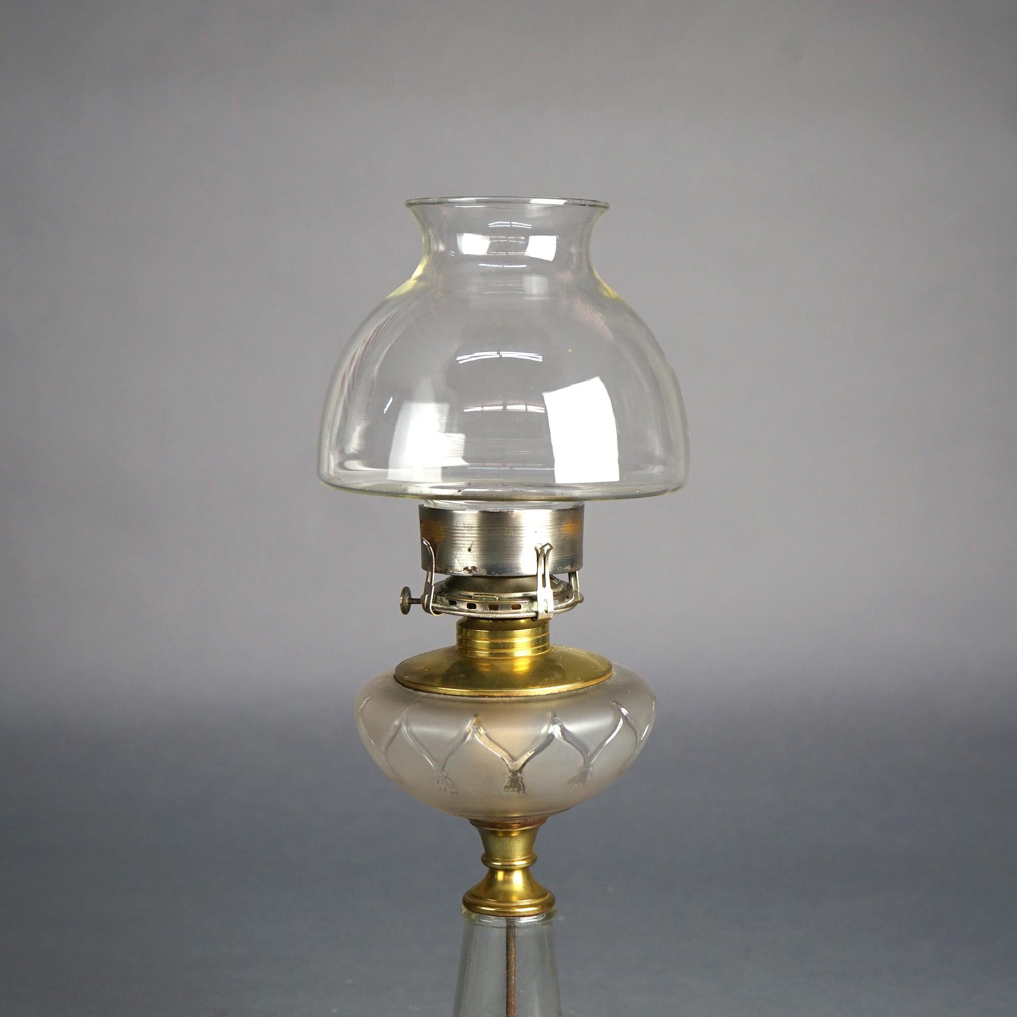 Lampe à huile ancienne avec base en verre et abat-jour C1890 en vente 2