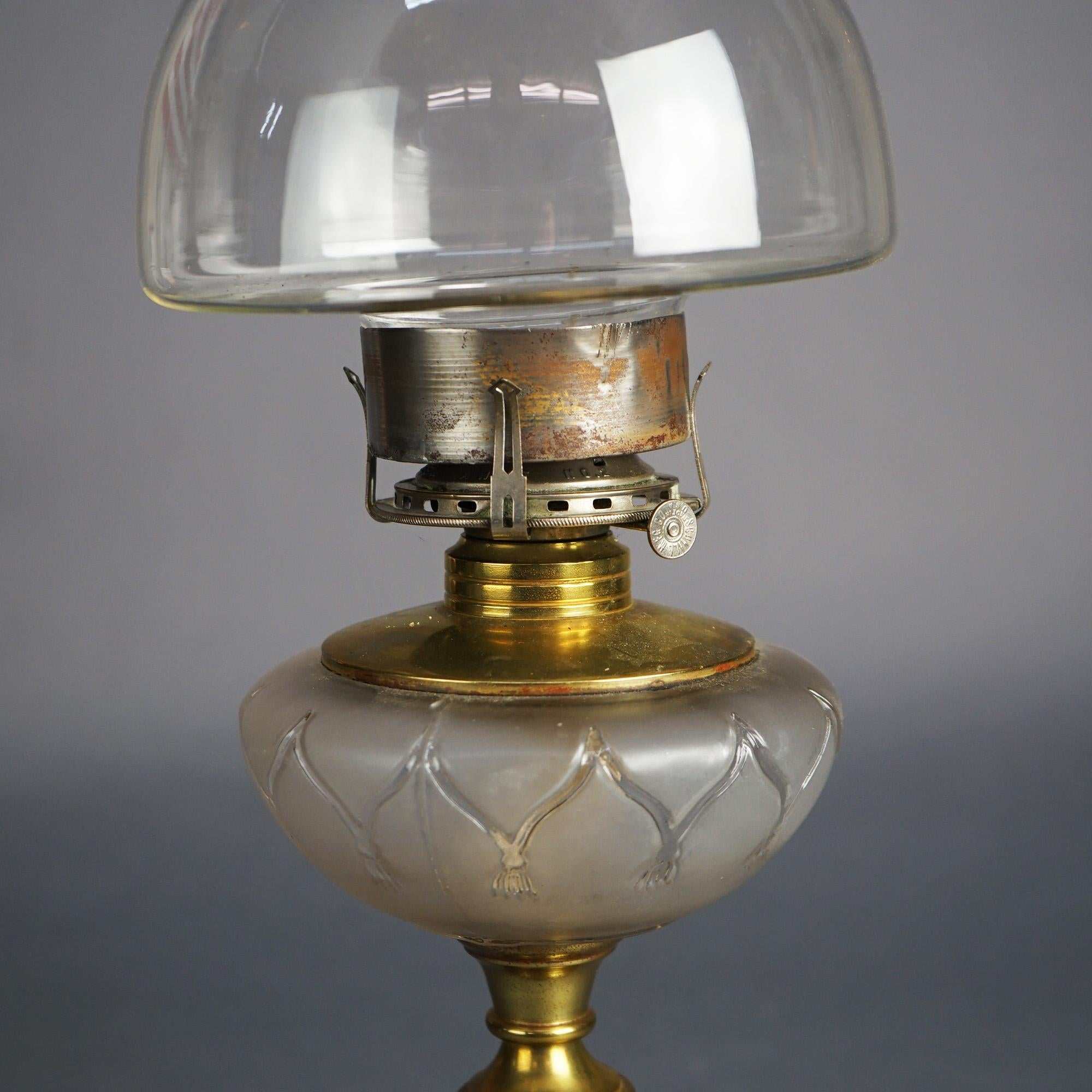Lampe à huile ancienne avec base en verre et abat-jour C1890 en vente 3