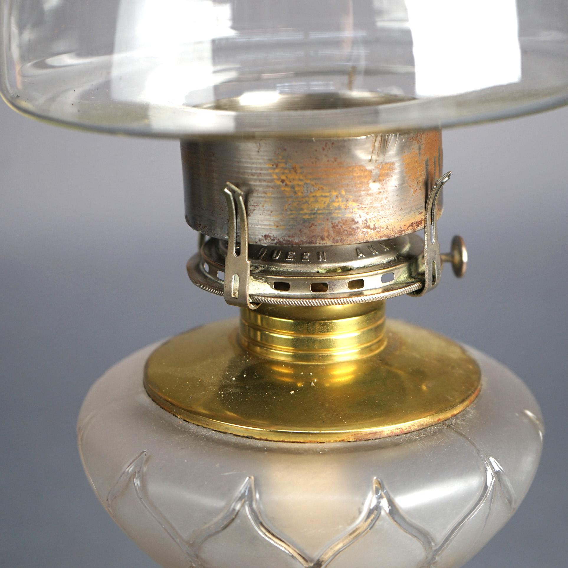 Lampe à huile ancienne avec base en verre et abat-jour C1890 en vente 4