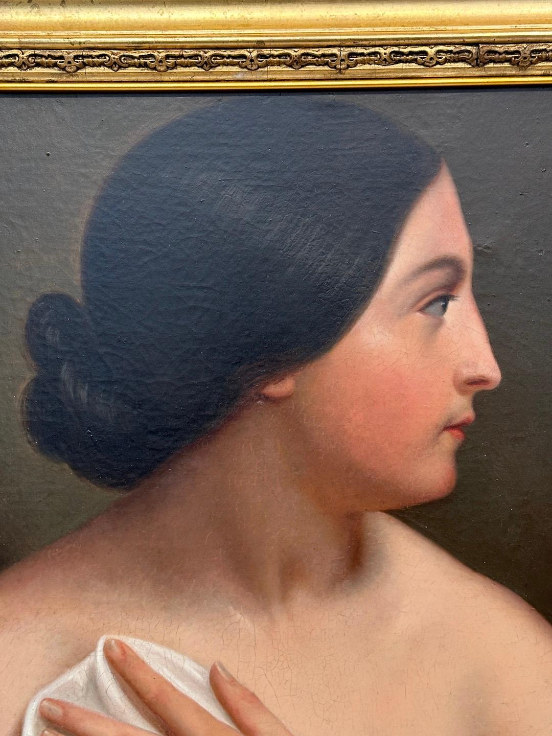 
Óleo sobre lienzo bellamente pintado de una dama, hacia 1825, fusionado con un marco de madera dorada de época. 
