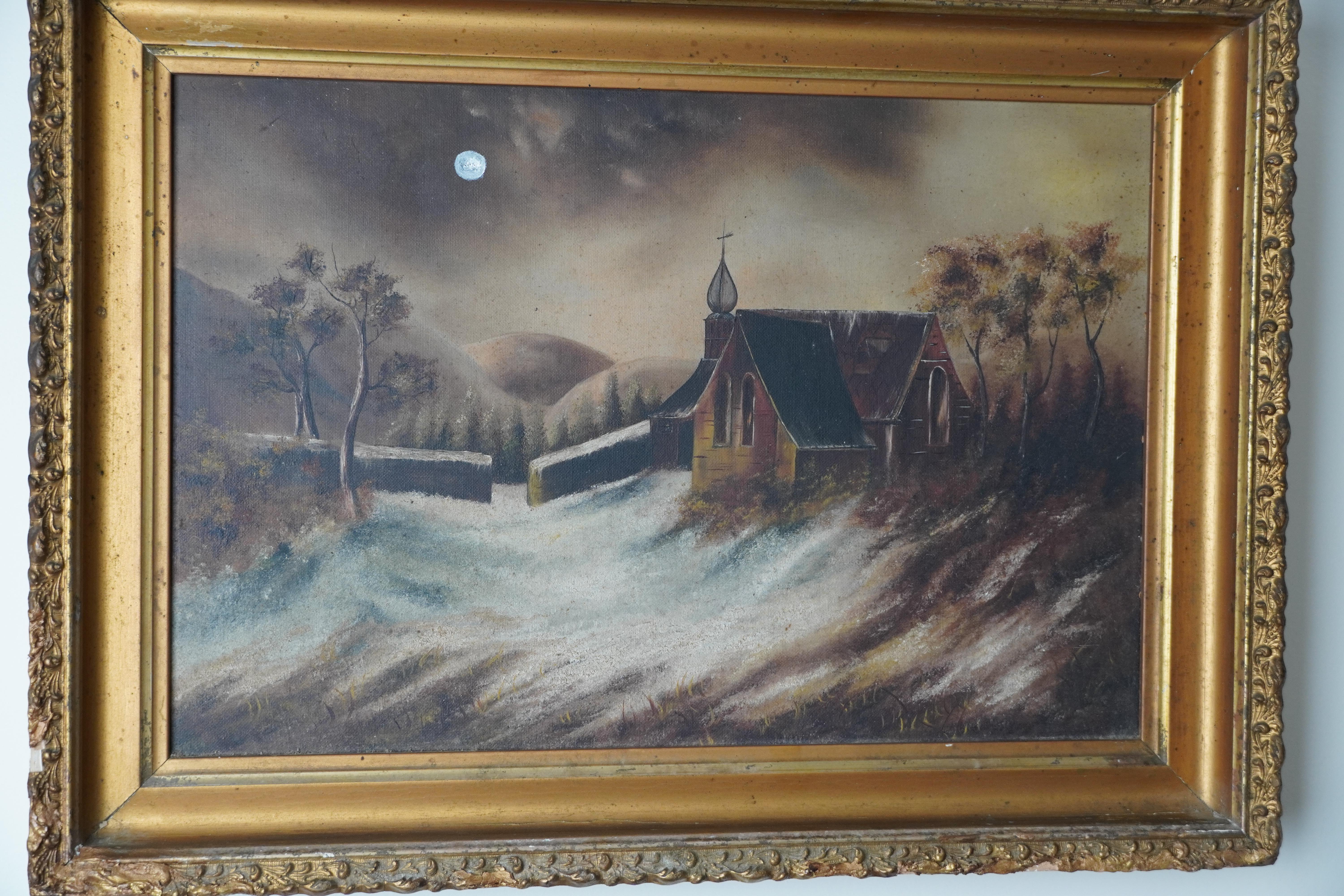 Dieses antike Öl auf Leinwand mit dem Titel St. Theobalds Chapel wurde im März 1892 von Edna M. Austin gemalt. Das Werk zeigt eine mondbeschienene Kapelle, eingebettet in sanfte Hügel und Bäume, mit einem dramatischen Himmel über dem Kopf, der das