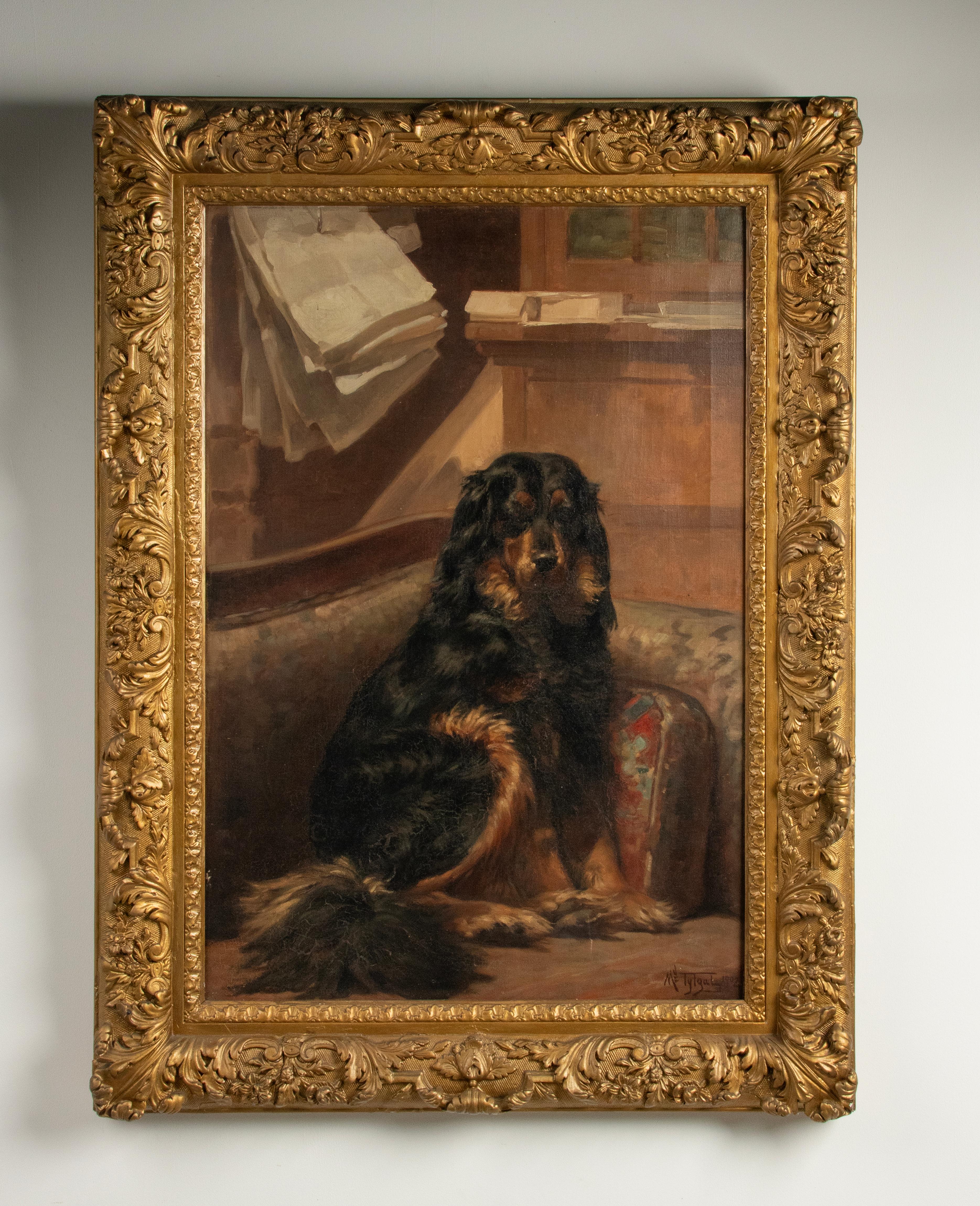 Ein schönes antikes Hundeporträt eines Gordon Setters.
Das Gemälde ist 1902 datiert und von Médard Tytgat signiert.
Es ist eine schöne Szene, der Hund posiert ruhig und freundlich, in einer gemütlichen Umgebung. Der Hund hat einen schönen