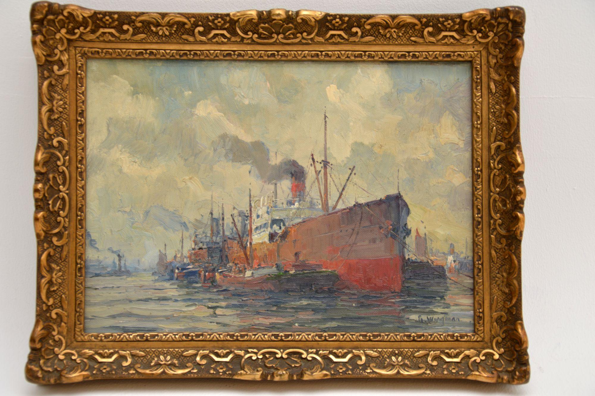 Une belle peinture à l'huile ancienne sur toile de Gerard Wiegman (1875-1964). D'origine hollandaise, elle a été peinte au début du XXe siècle, vers les années 1920-30.

Elle représente un pétrolier dans un port, flanqué de bateaux plus petits. Elle