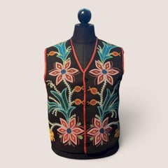 Antike, mit Perlen verzierte Weste der Ojibwe (Chippewa) mit Blumenmuster