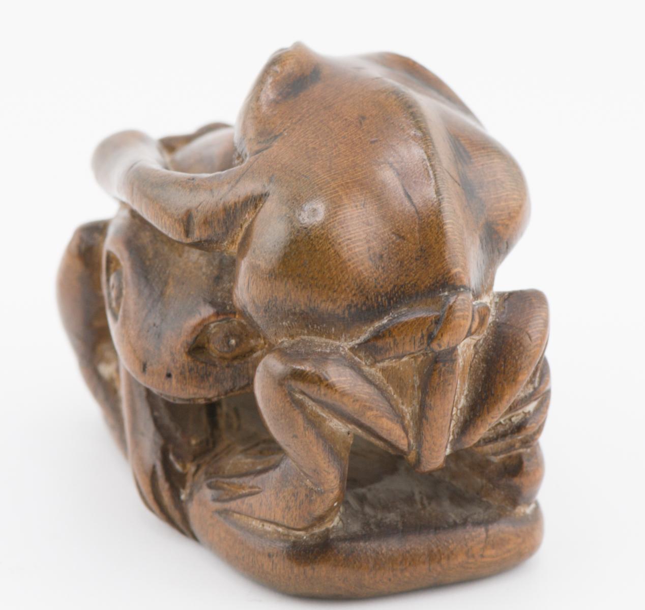 Edo Antique Okimono Japanese Sumo Wrestling Frogs Sculpture, 19/20th Century For Sale