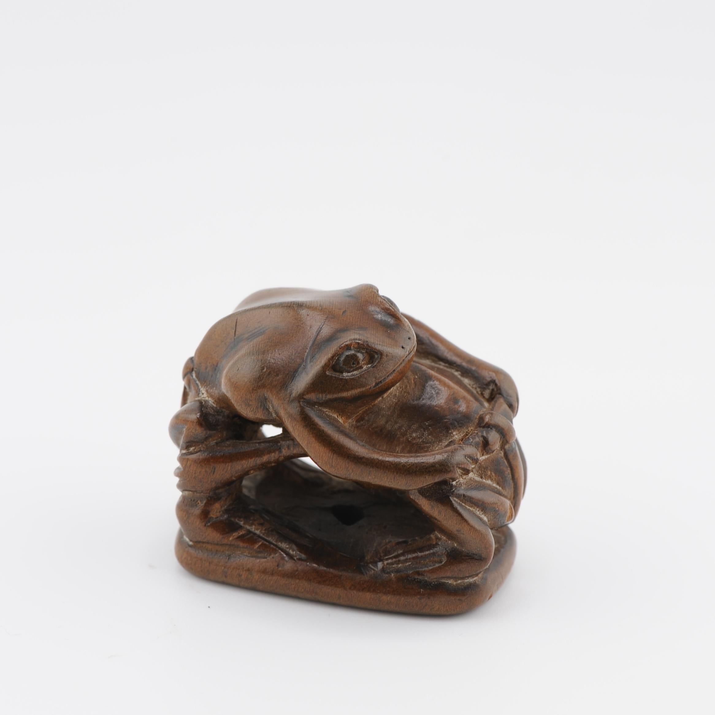 Antique Okimono Japanese Sumo Wrestling Frogs Sculpture, 19/20th Century In Good Condition For Sale In Amsterdam, Noord Holland