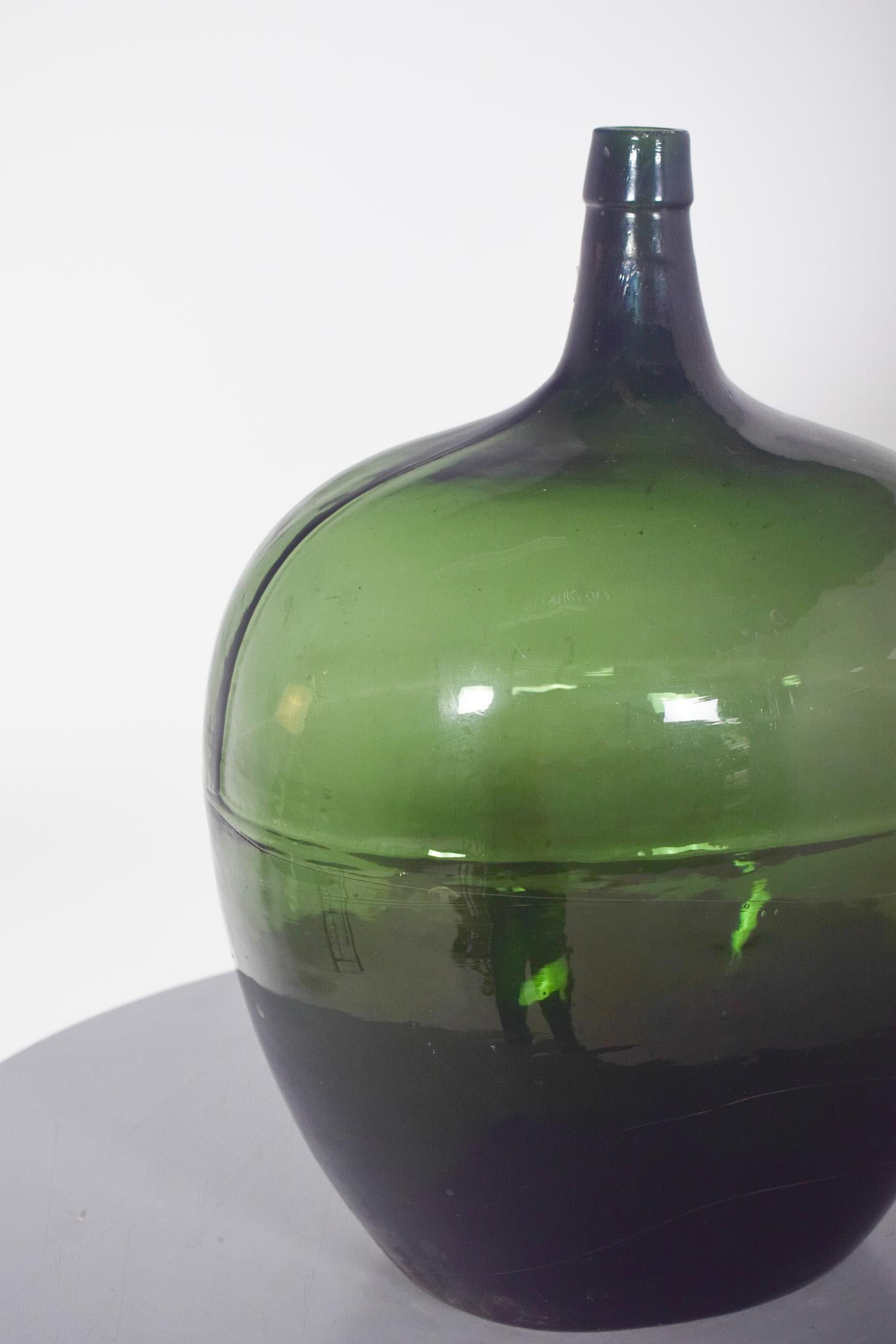 Moderne Ancienne bouteille en verre vert en vente