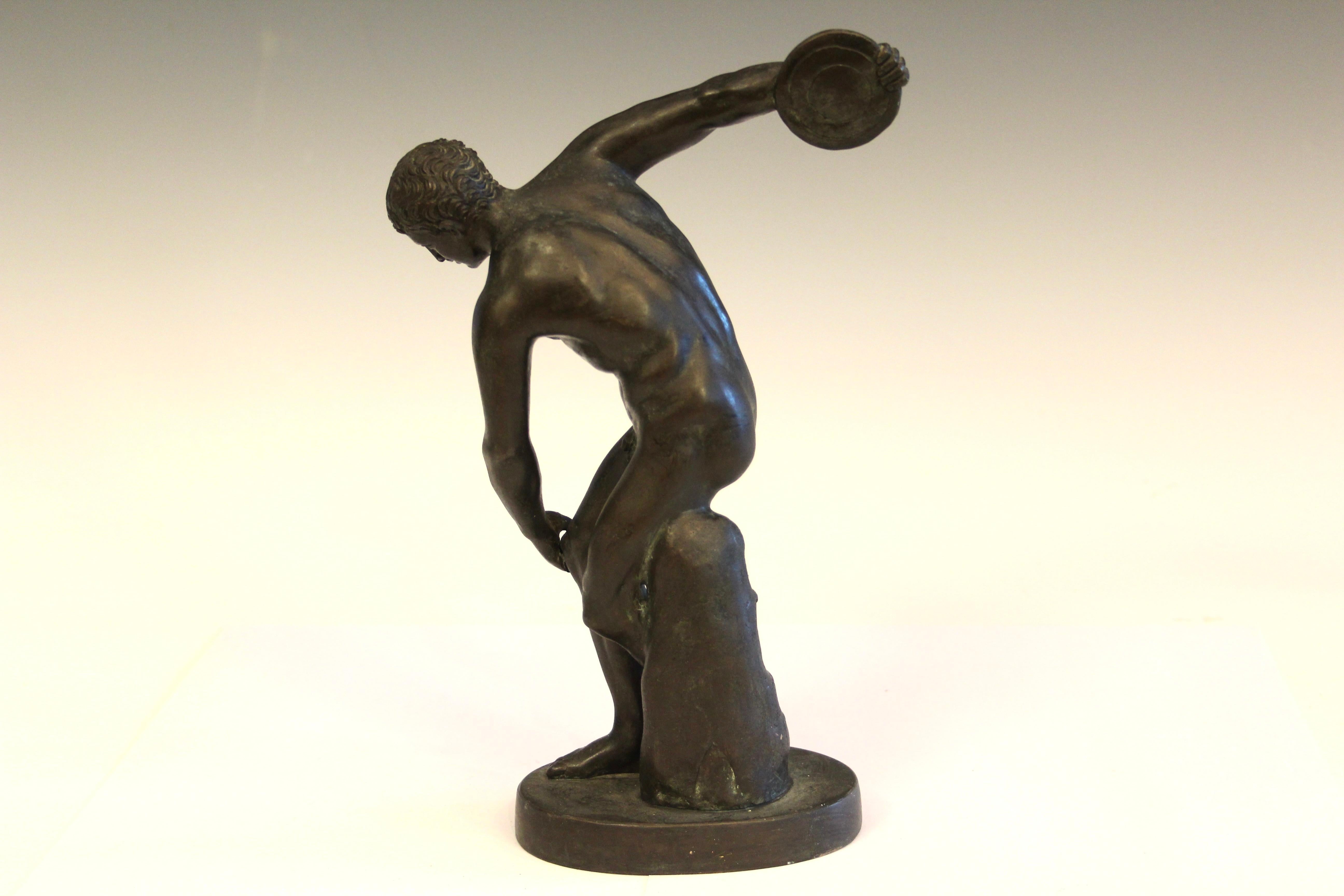 Nice old bronze Grand Tour figure of the ancient Greek discus thrower. This version with the head facing forward, probably based on the Roman marble copy in the British Museum. Circa early 20th century. 10