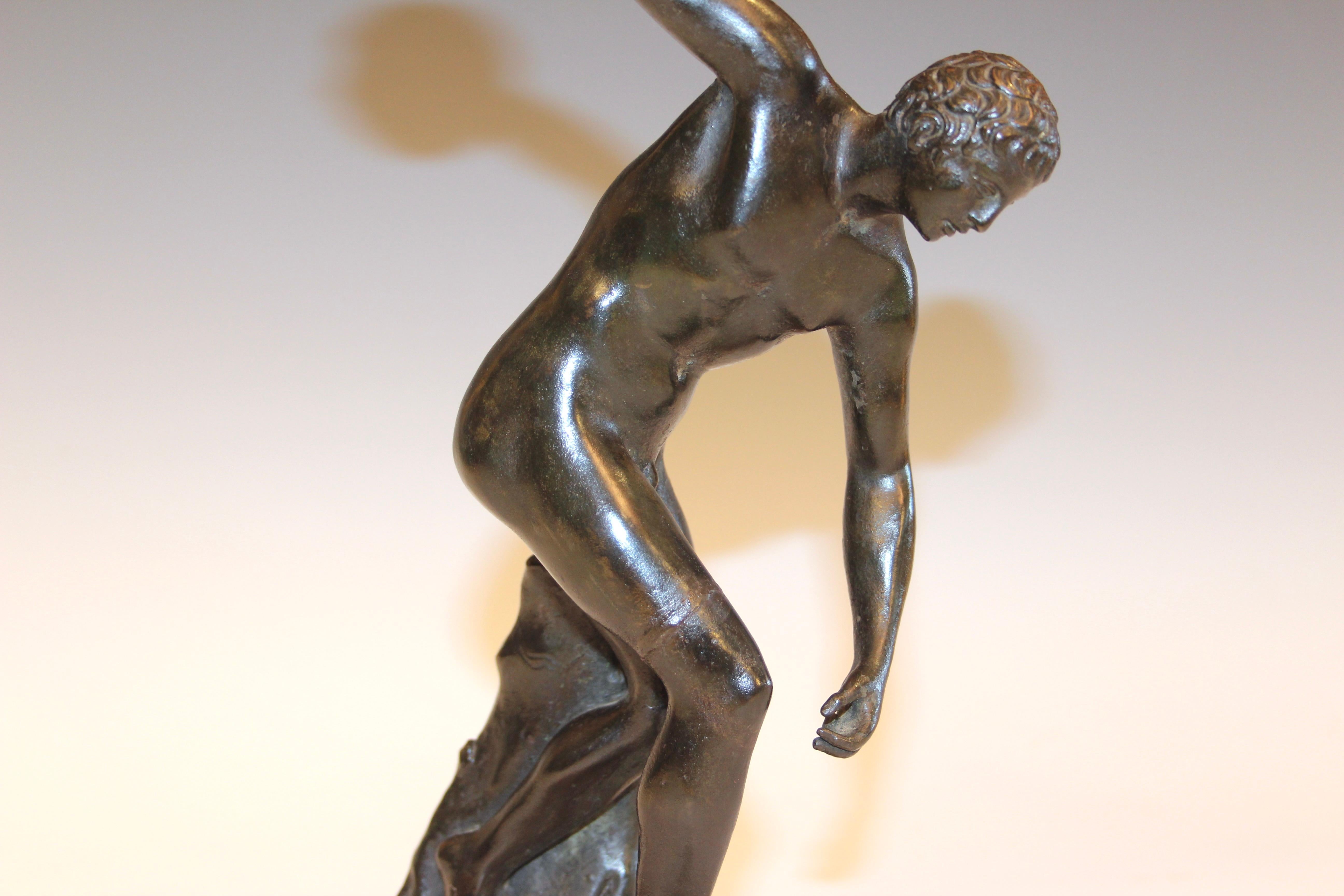 Figura Antigua de Bronce Gran Tour Lanzador de Disco Antiguo Griego Verdigris 10 Helenístico en venta