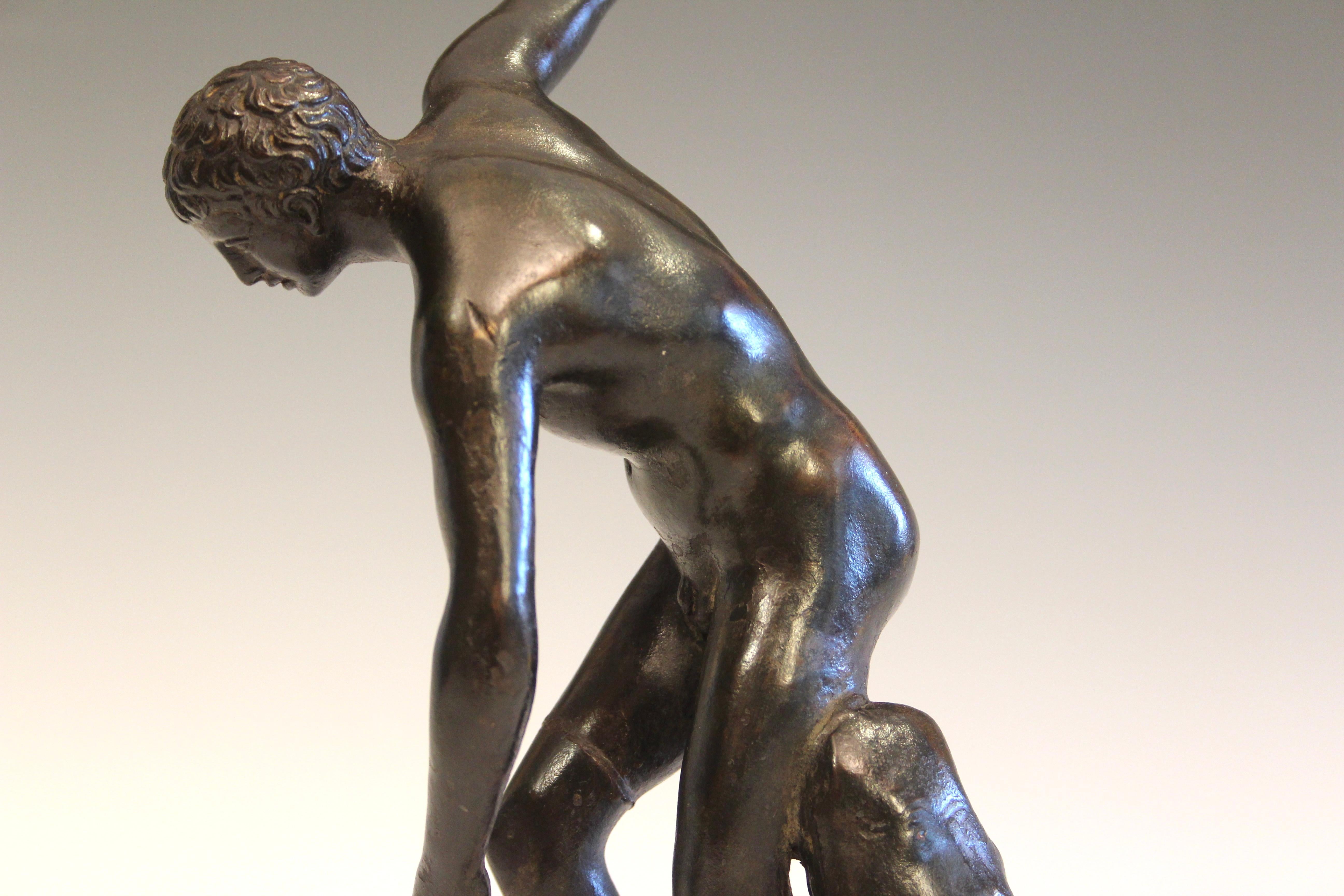 Figura Antigua de Bronce Gran Tour Lanzador de Disco Antiguo Griego Verdigris 10 principios del siglo XX en venta