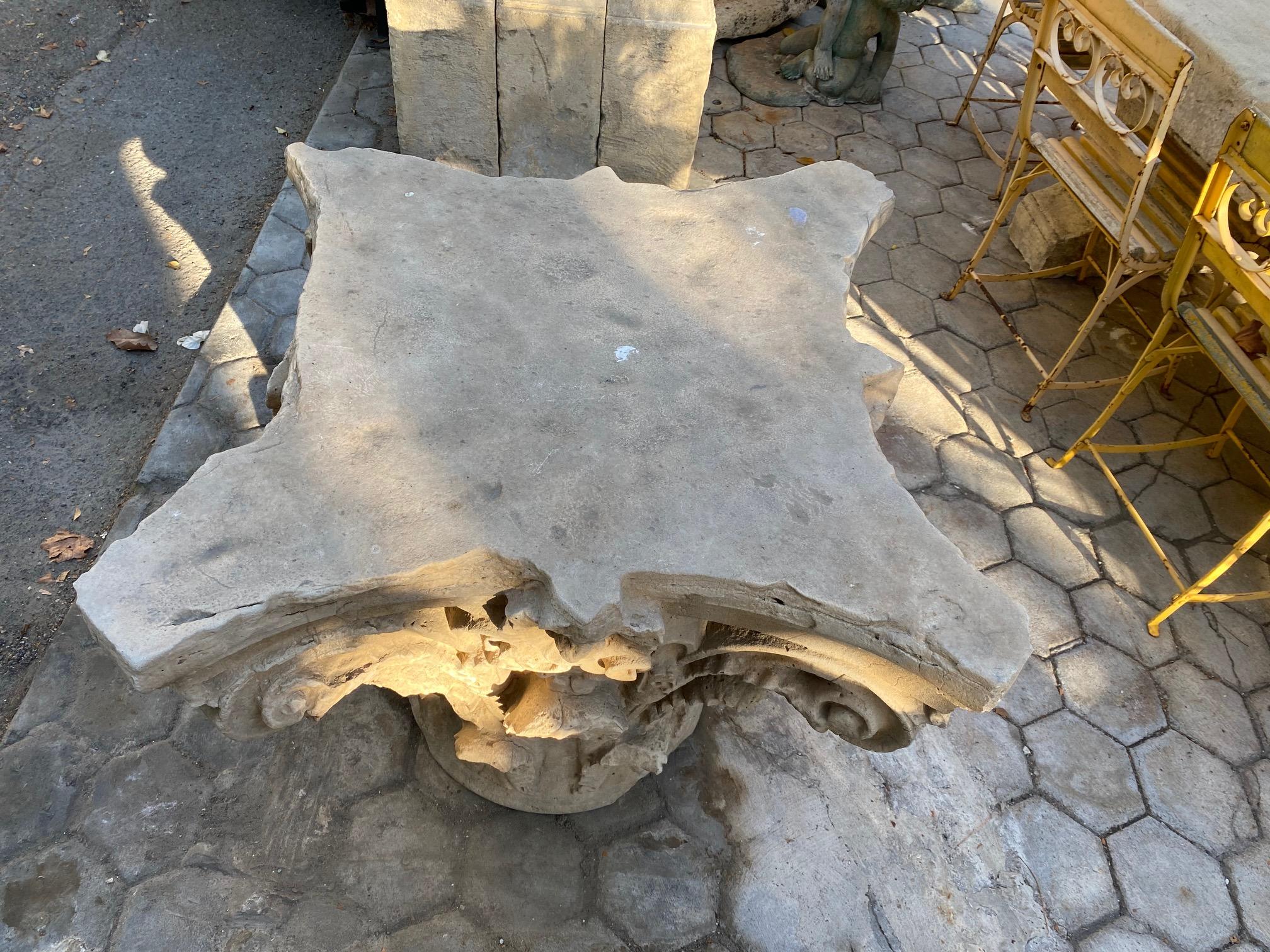 Français Ancienne table basse d'appoint de jardin en pierre moulée ancienne avec piédestal, Los Angeles, CA en vente