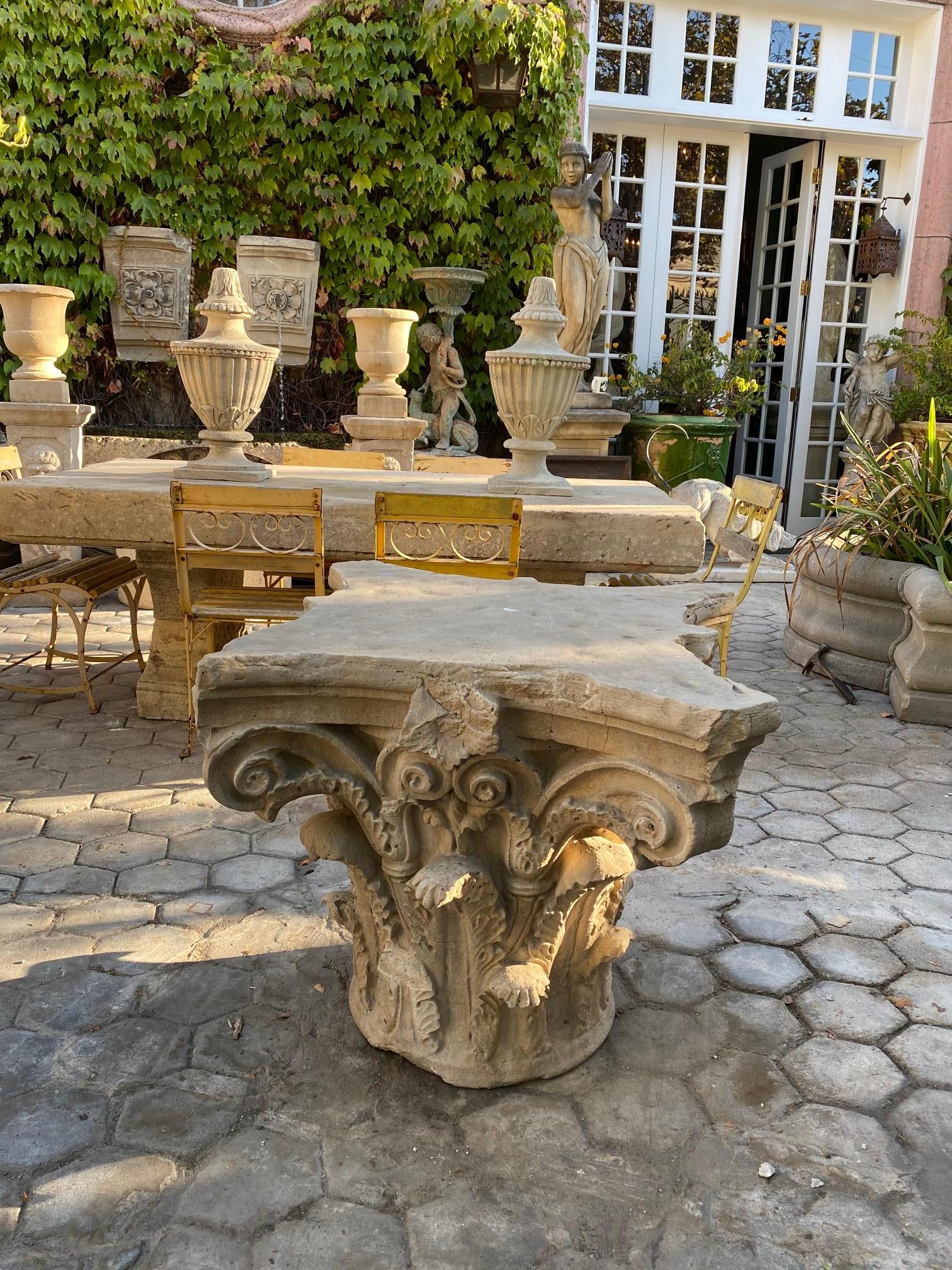 Fait main Ancienne table basse d'appoint de jardin en pierre moulée ancienne avec piédestal, Los Angeles, CA en vente