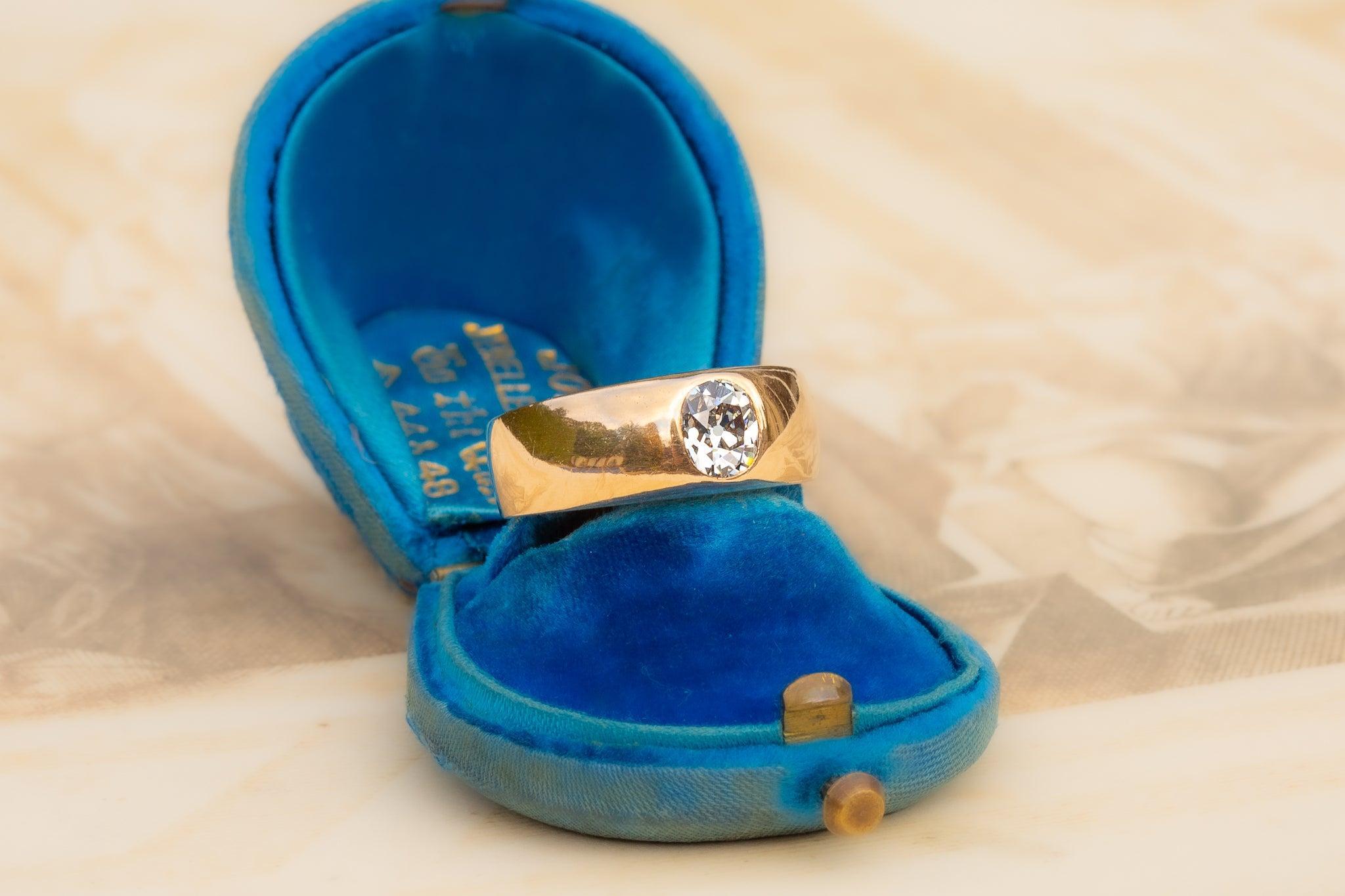 Cette élégante bague solitaire ancienne a été fabriquée à Vienne sous l'Empire austro-hongrois, vers 1900. Sertie d'un exceptionnel diamant taillé dans une ancienne mine (environ 1 ct), la pierre présente une clarté exceptionnelle, une large cupule