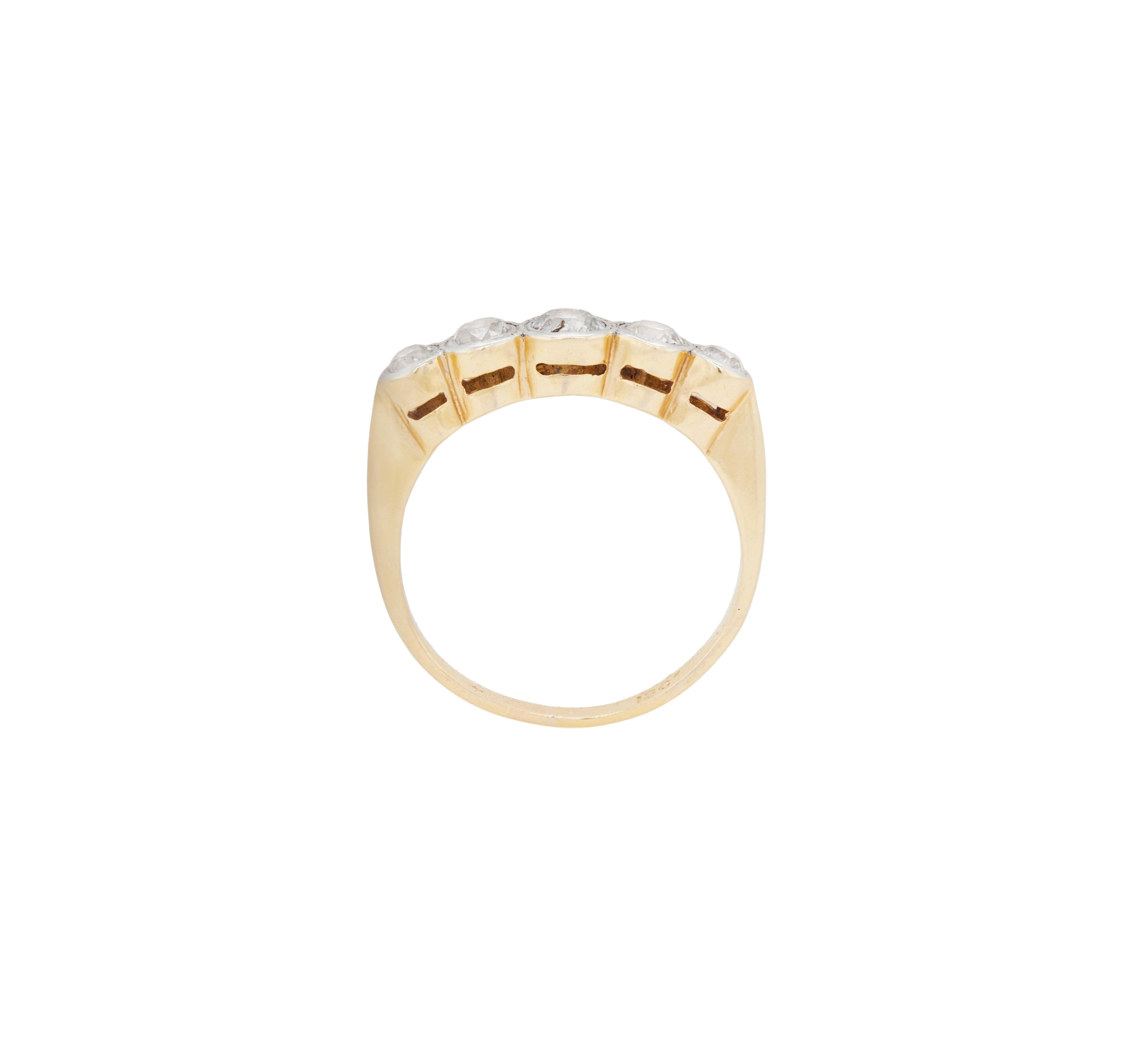 Este anillo de oro de 18 quilates con cinco piedras es realmente impresionante, ya que combina a la perfección el encanto antiguo con la elegancia atemporal.

La pieza exhibe 5 diamantes de talla antigua, de tamaño suavemente graduado, cada uno