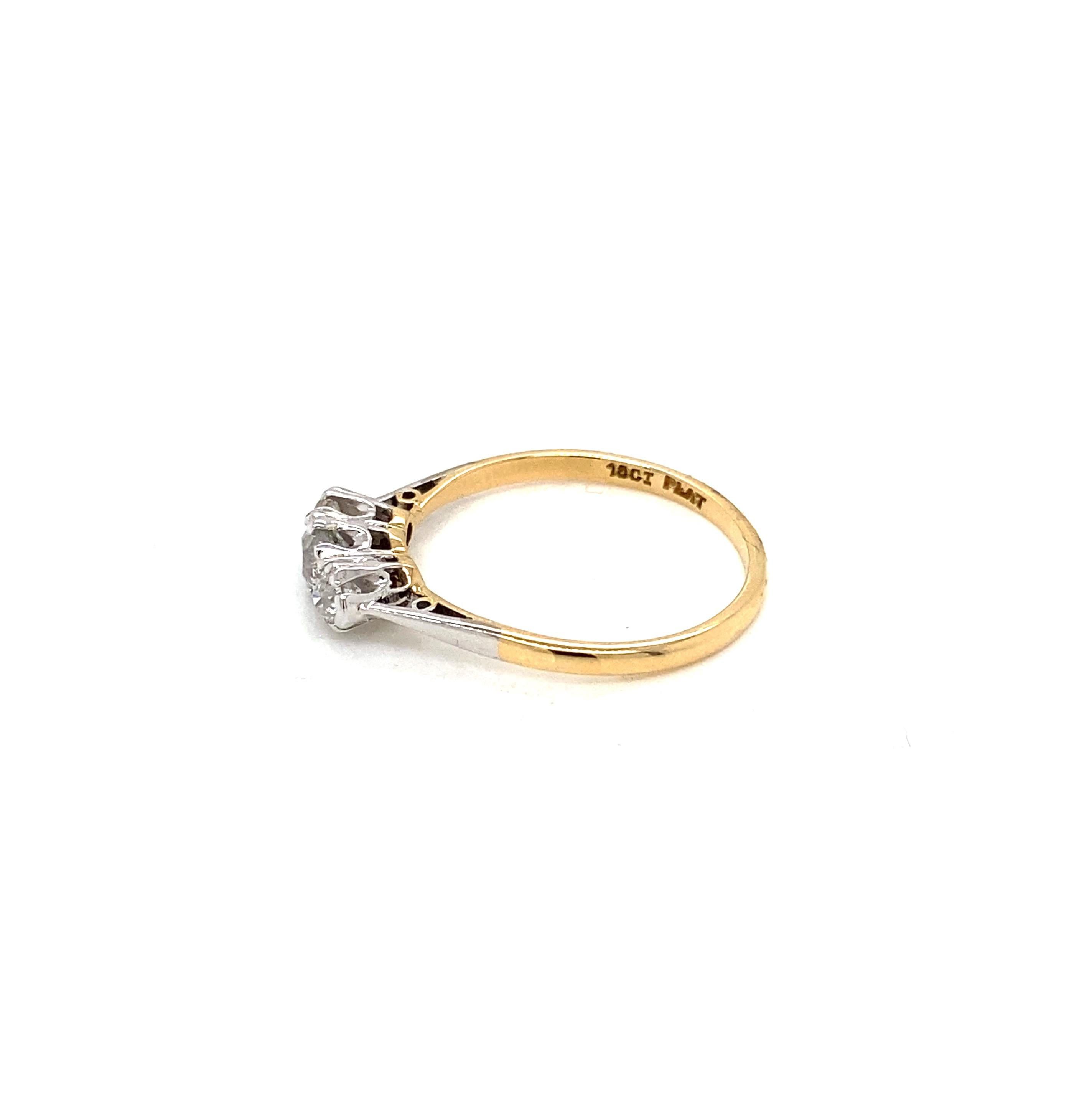 Antiker dreisteiniger Ring aus 18 Karat Gelbgold und Platin mit Diamanten im Altschliff (Edwardian) im Angebot