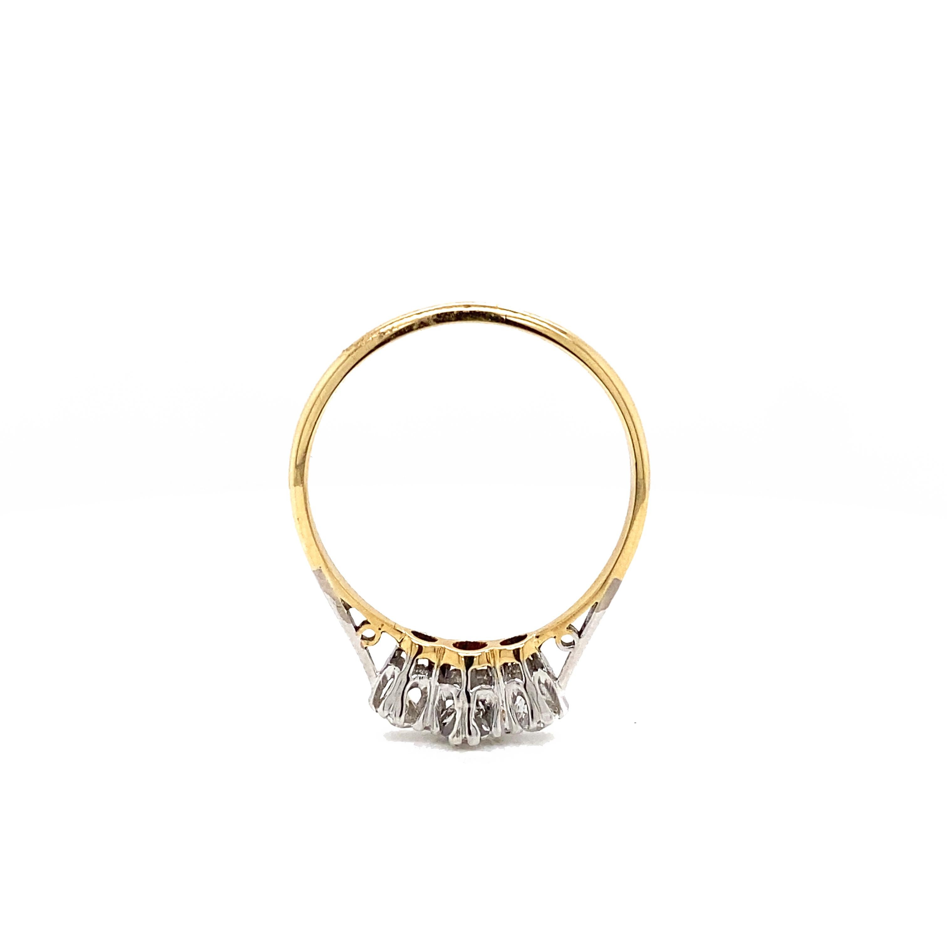 Antiker dreisteiniger Ring aus 18 Karat Gelbgold und Platin mit Diamanten im Altschliff (Alteuropäischer Brillantschliff) im Angebot