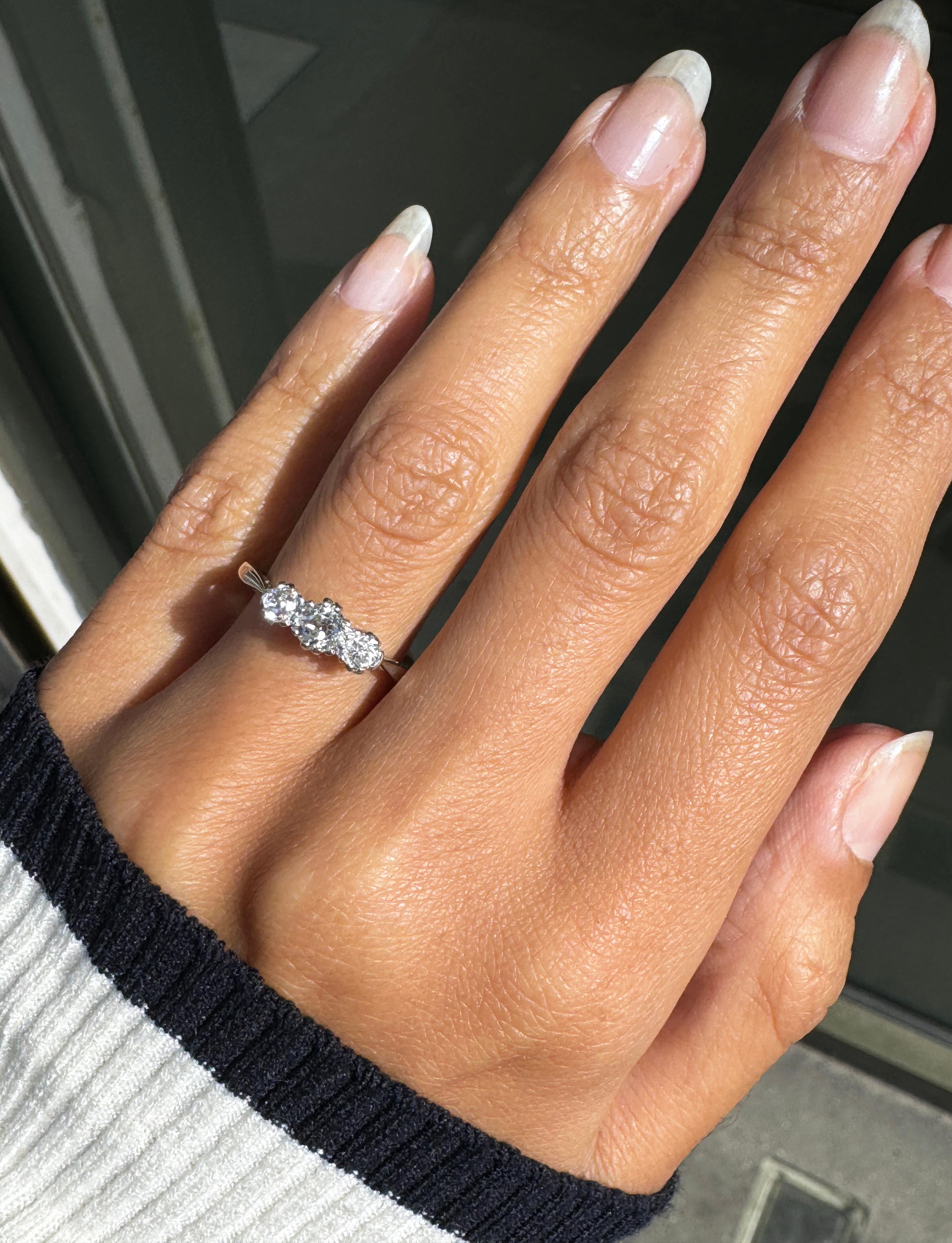 Antiker dreisteiniger Ring aus 18 Karat Gelbgold und Platin mit Diamanten im Altschliff im Zustand „Gut“ im Angebot in London, GB