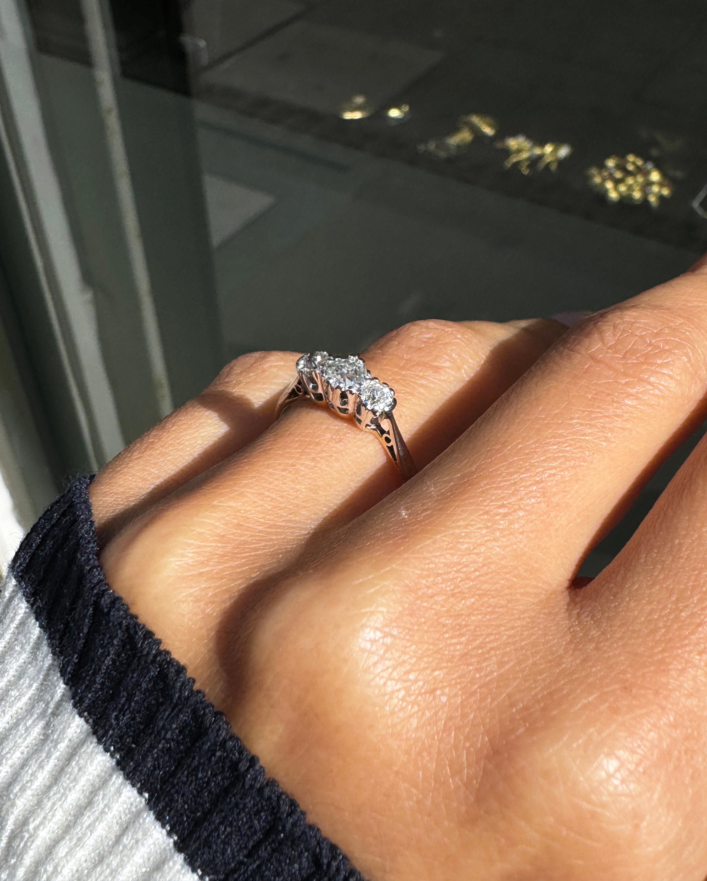 Antiker dreisteiniger Ring aus 18 Karat Gelbgold und Platin mit Diamanten im Altschliff Damen im Angebot
