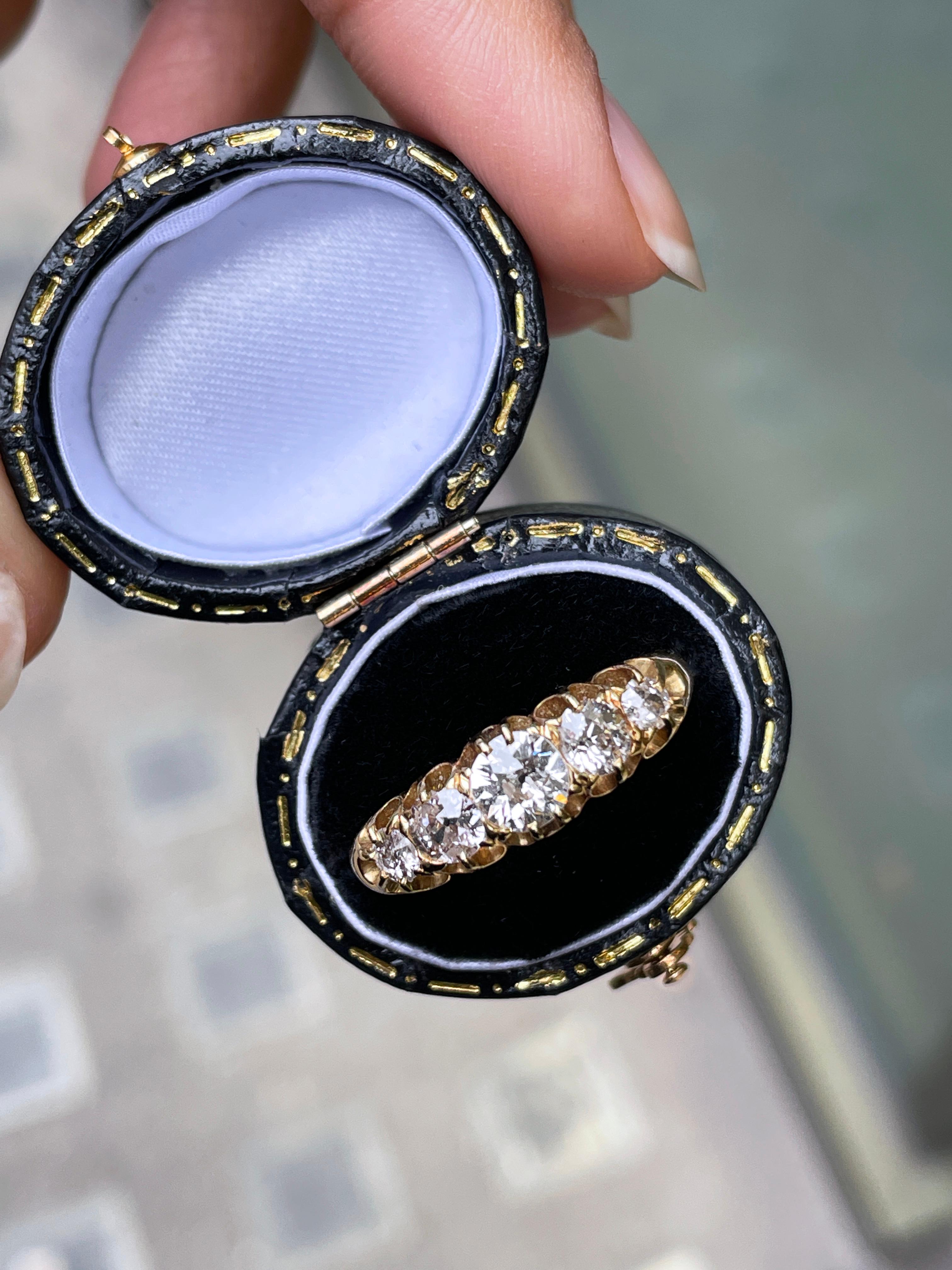 Taille vieille Europe Bague ancienne à cinq pierres en or jaune 18 carats avec diamants taille ancienne, 1903 en vente