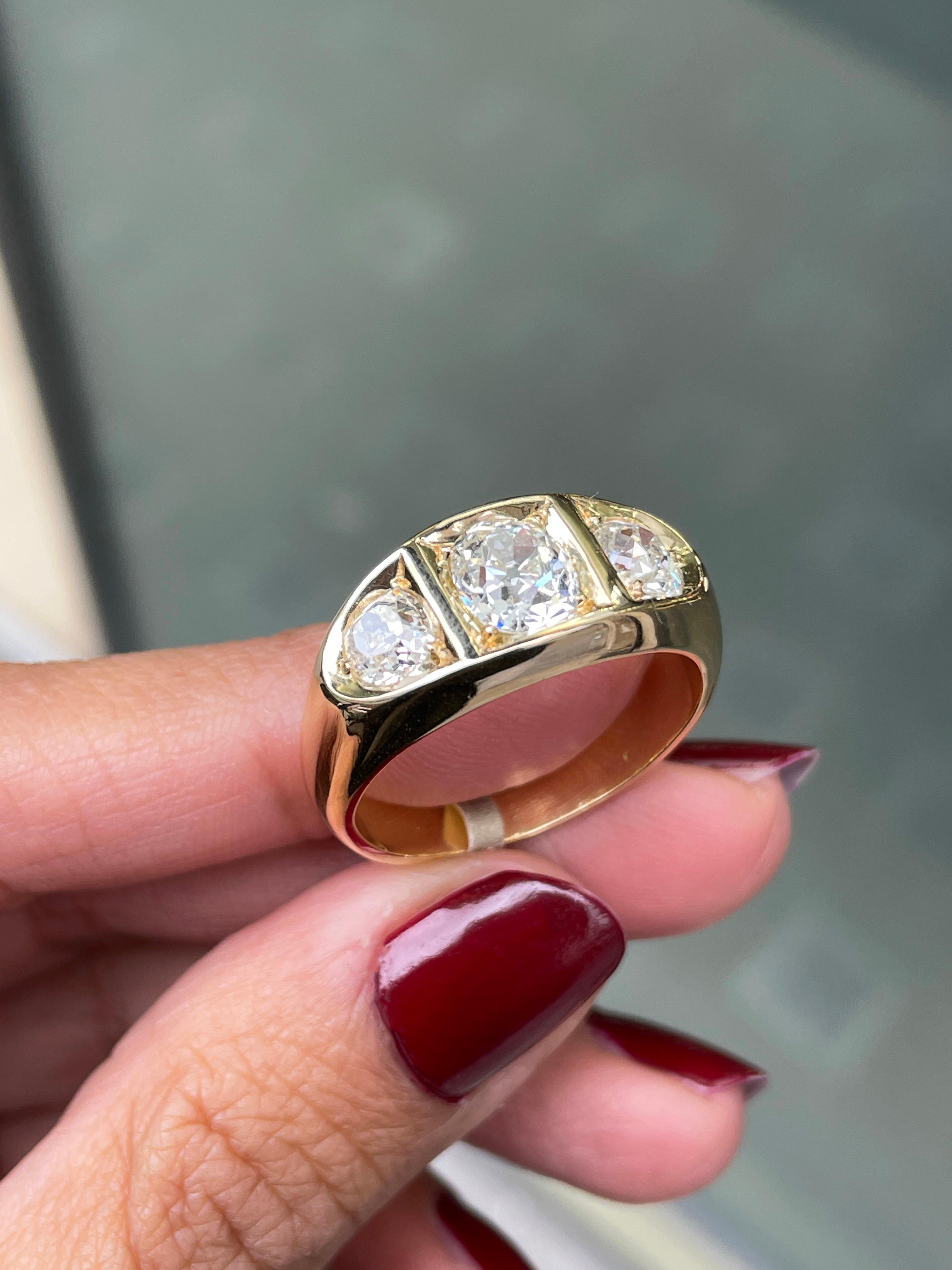 Late Victorian Antique Old Cut Diamond 18 Carat Yellow Gold Gents Three-Stone Ring, circa 1890s For Sale