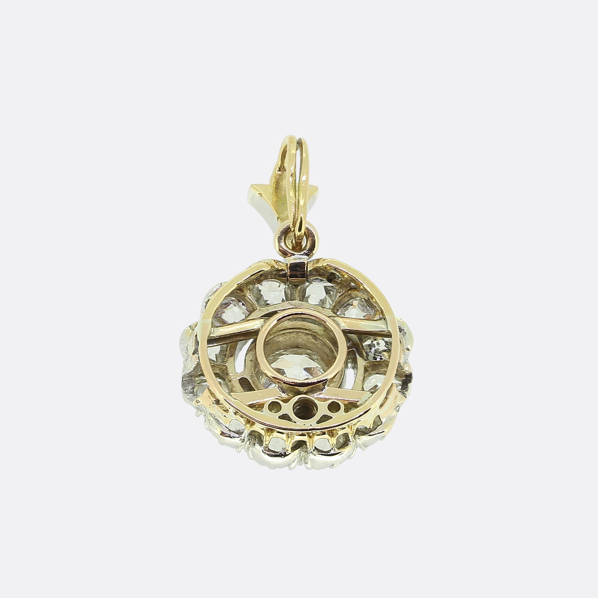 Aquí tenemos un encantador colgante en racimo de diamantes tomado de las postrimerías de la época victoriana. Esta radiante pieza antigua luce en el centro de la cara un diamante talla mina antigua de tamaño considerable en un engaste talla collar.