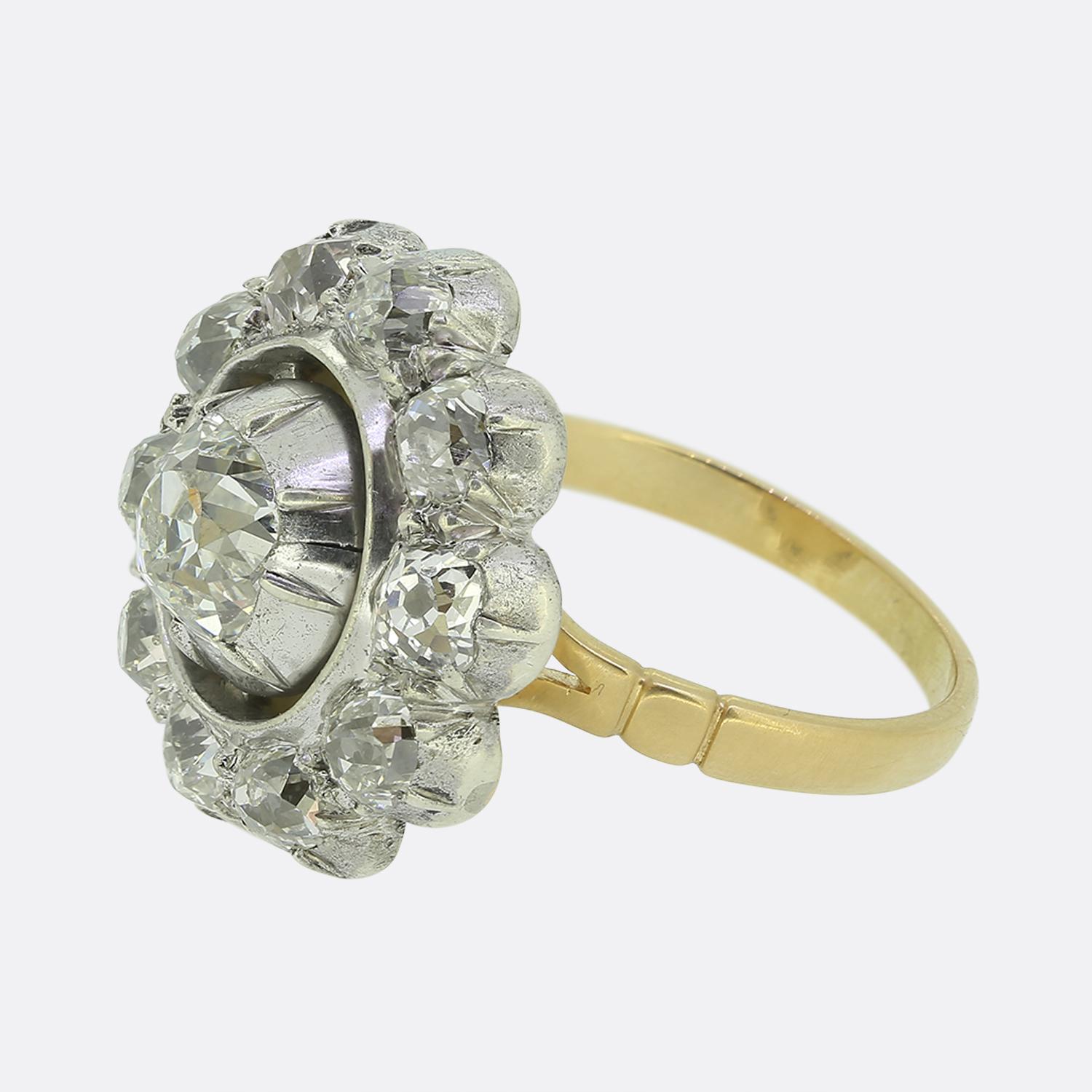 Hier haben wir einen atemberaubenden Clusterring mit einem klobigen alten Diamanten im Kissenschliff in der Mitte der Vorderseite. Dieser Hauptstein ist von einem Halo aus weiteren Diamanten im Altminenschliff umgeben, die einzeln in Platin gefasst