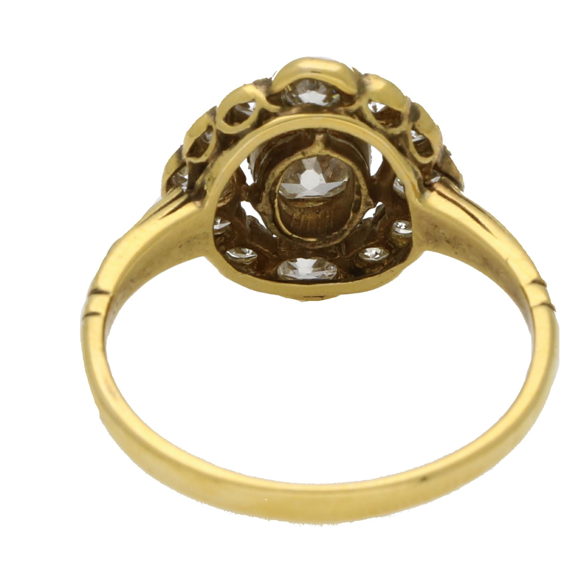 Antique Old Cut Diamond Cluster Ring Set in 18k Yellow Gold In Good Condition For Sale In London, GB