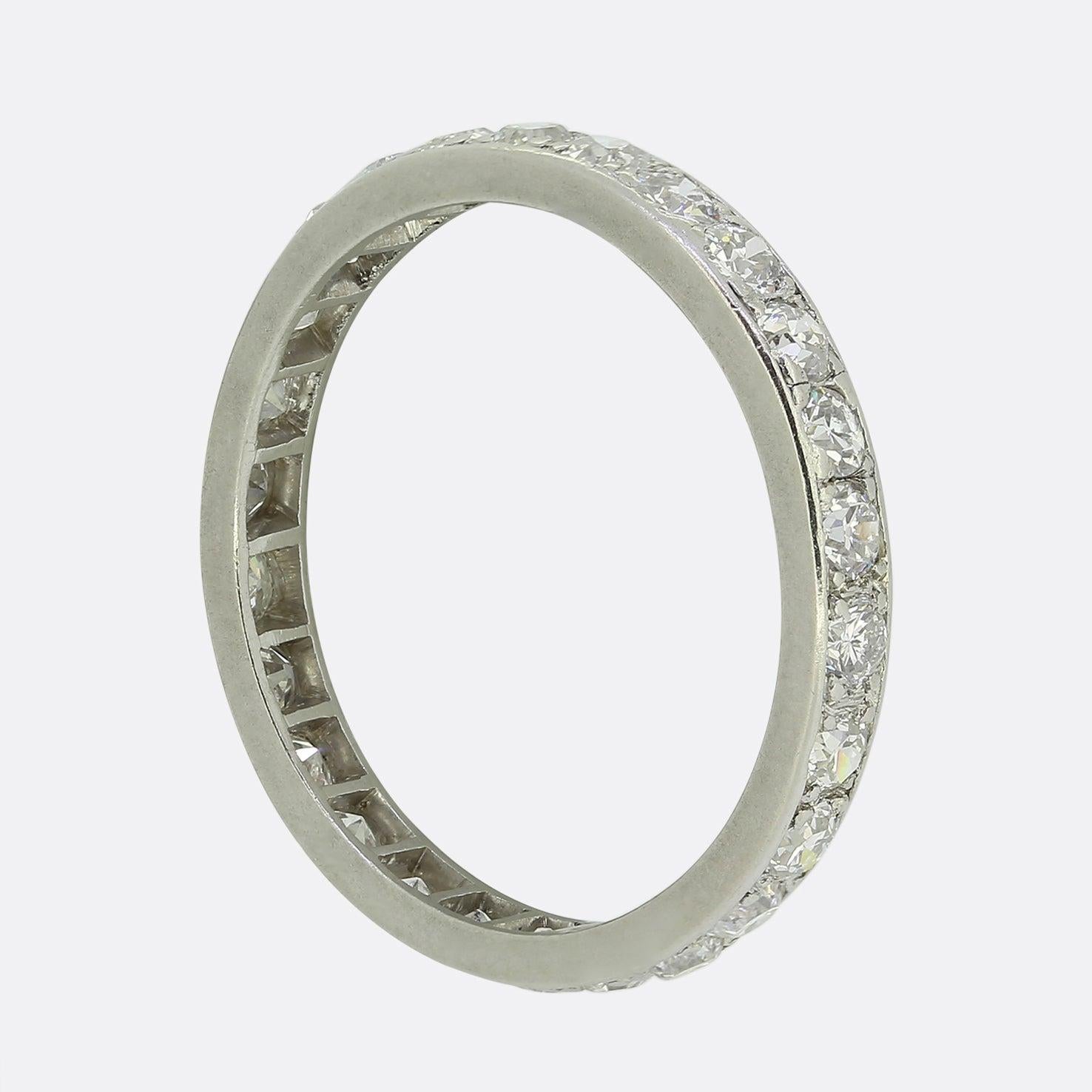 Nous avons ici une bague d'éternité ancienne en diamant datant de la période édouardienne. Cette pièce classique a été réalisée en platine et met en valeur 26 diamants ronds facettés de taille ancienne, tous sertis individuellement dans une ligne